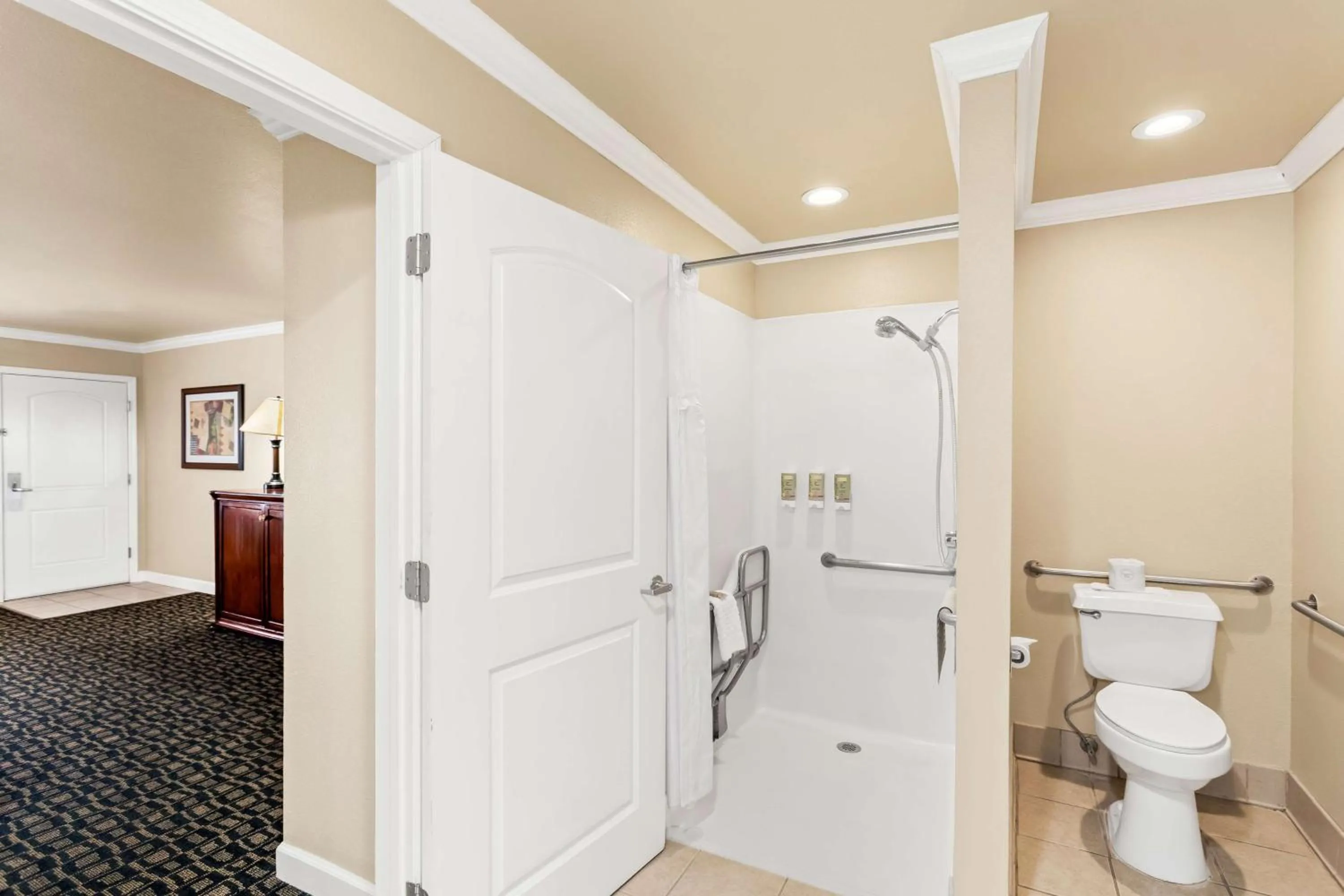 Queen Room with Two Queen Beds with Roll-in Shower - Disability Access - Non-smoking in Best Western Miners Inn Yreka