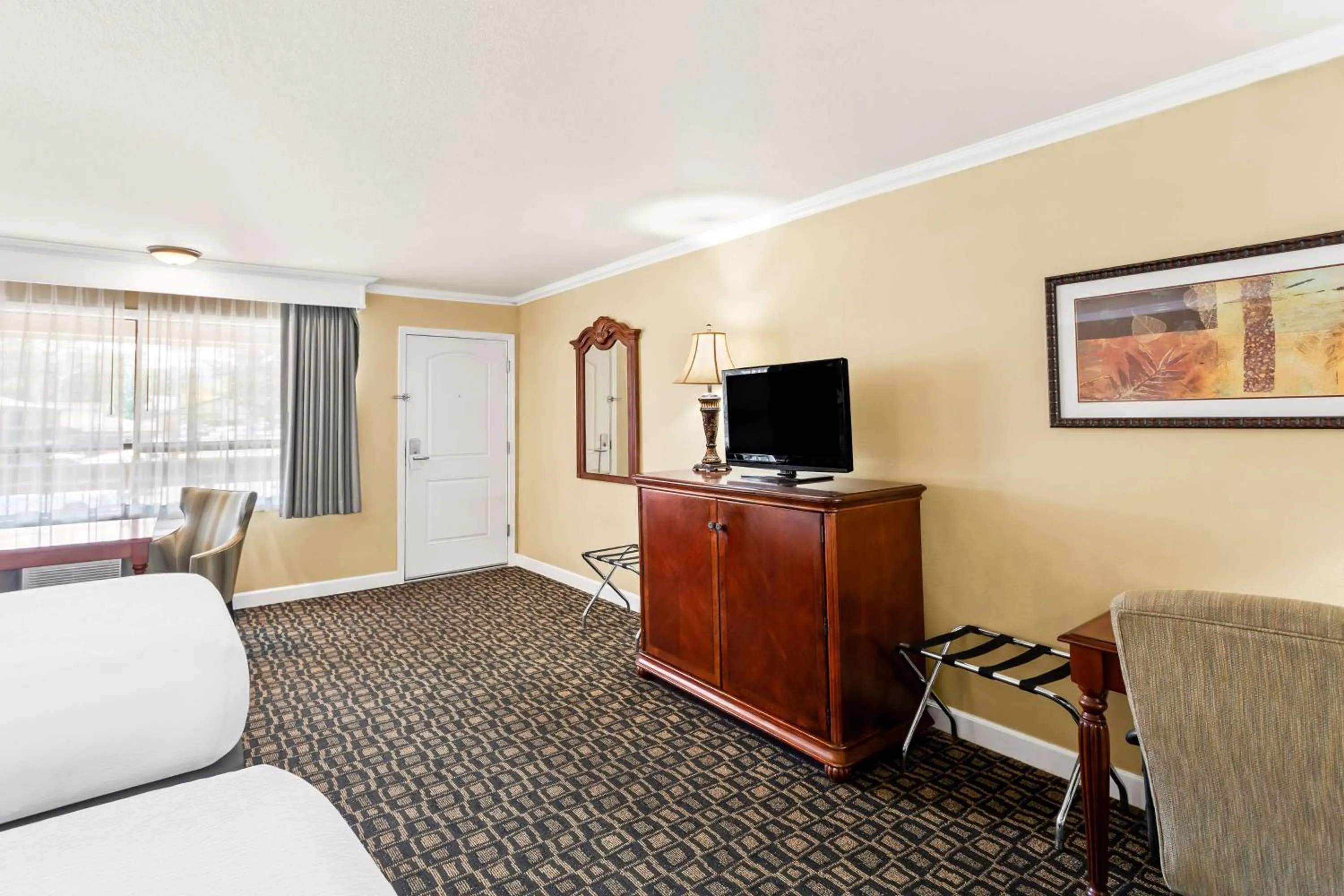 Queen Room with Two Queen Beds - Creekside View - Non Smoking in Best Western Miners Inn Yreka