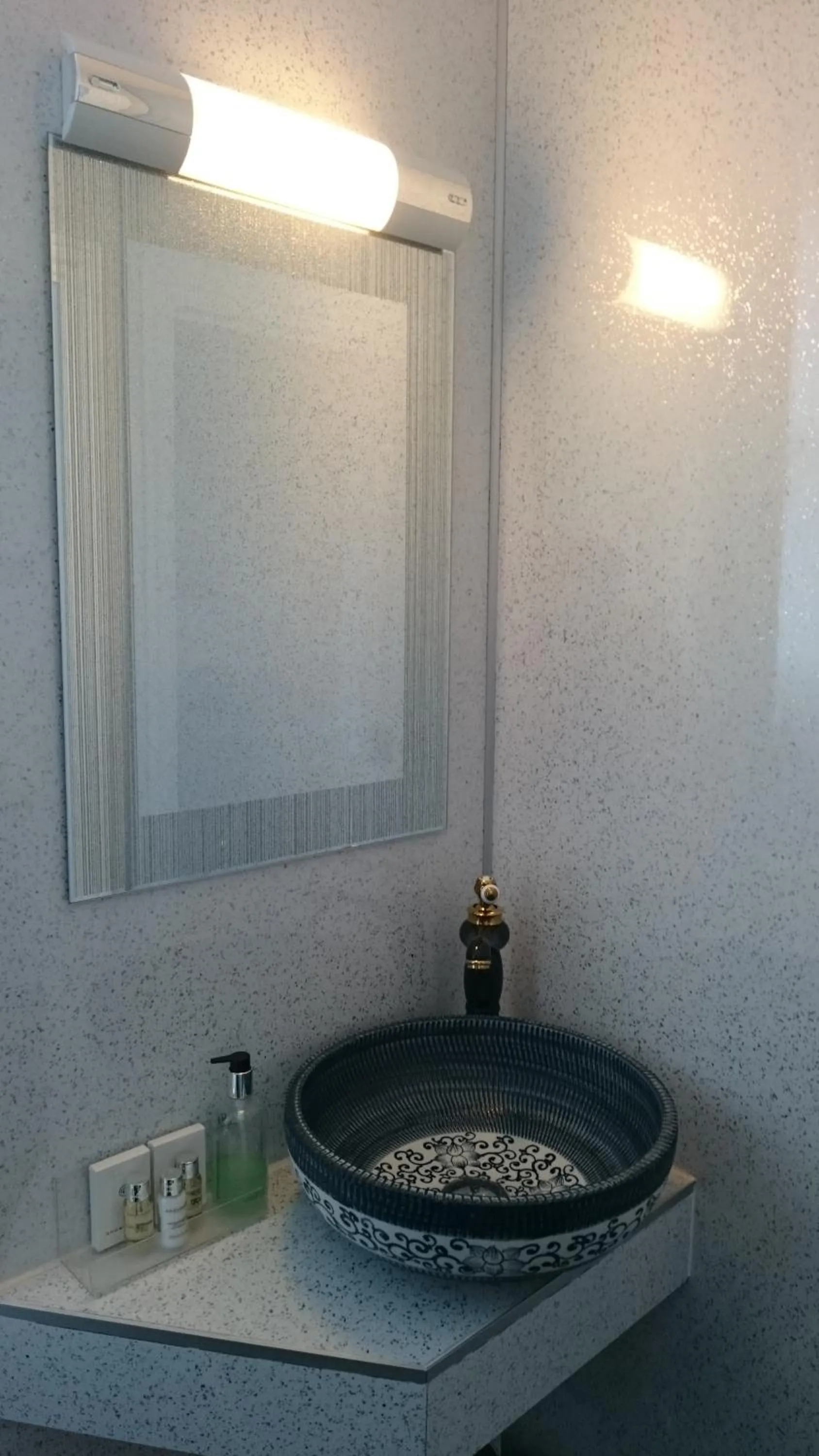 Superior Queen Room in Rooms on The Prom