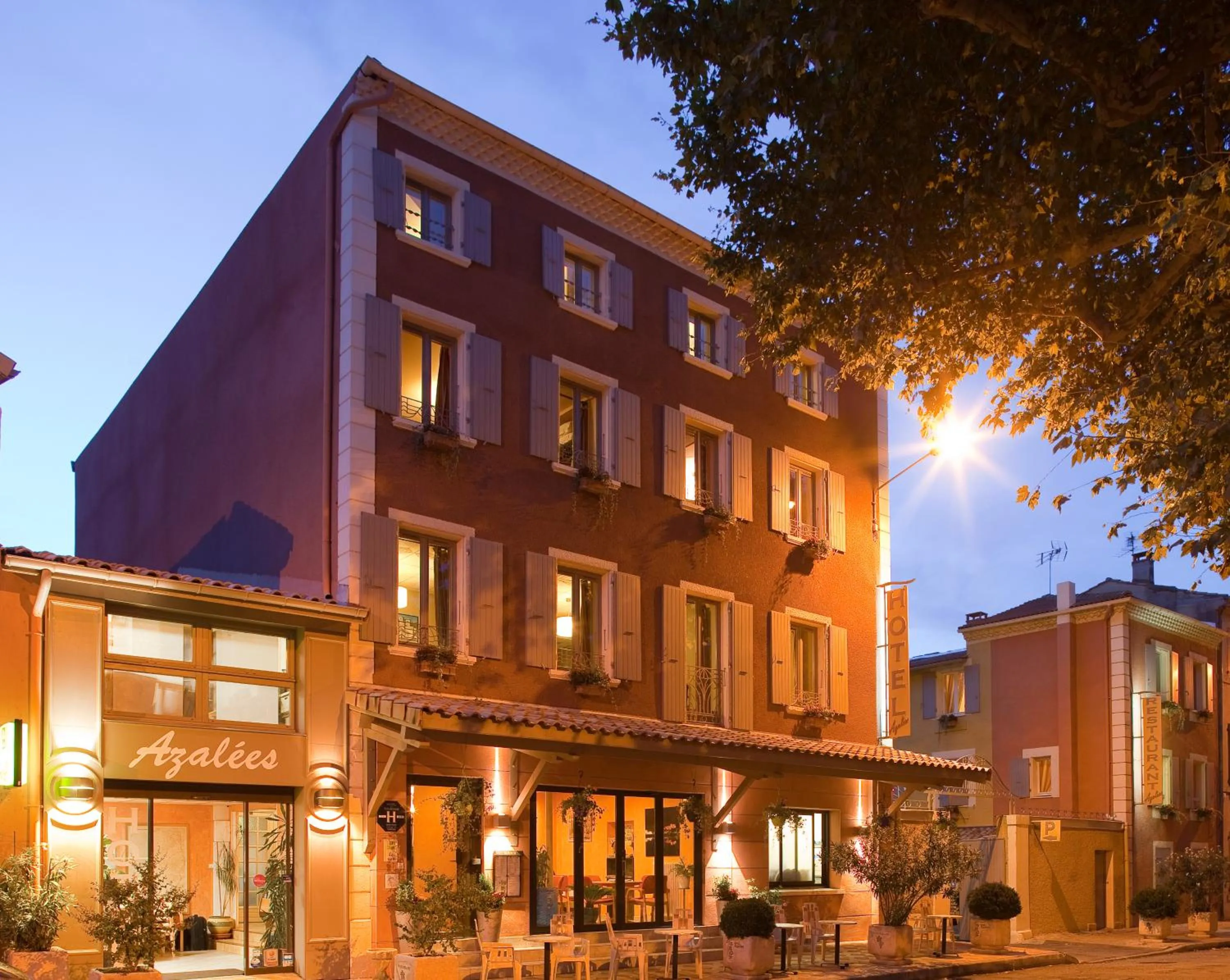Facade/entrance in Logis Hôtel Restaurant Azalées