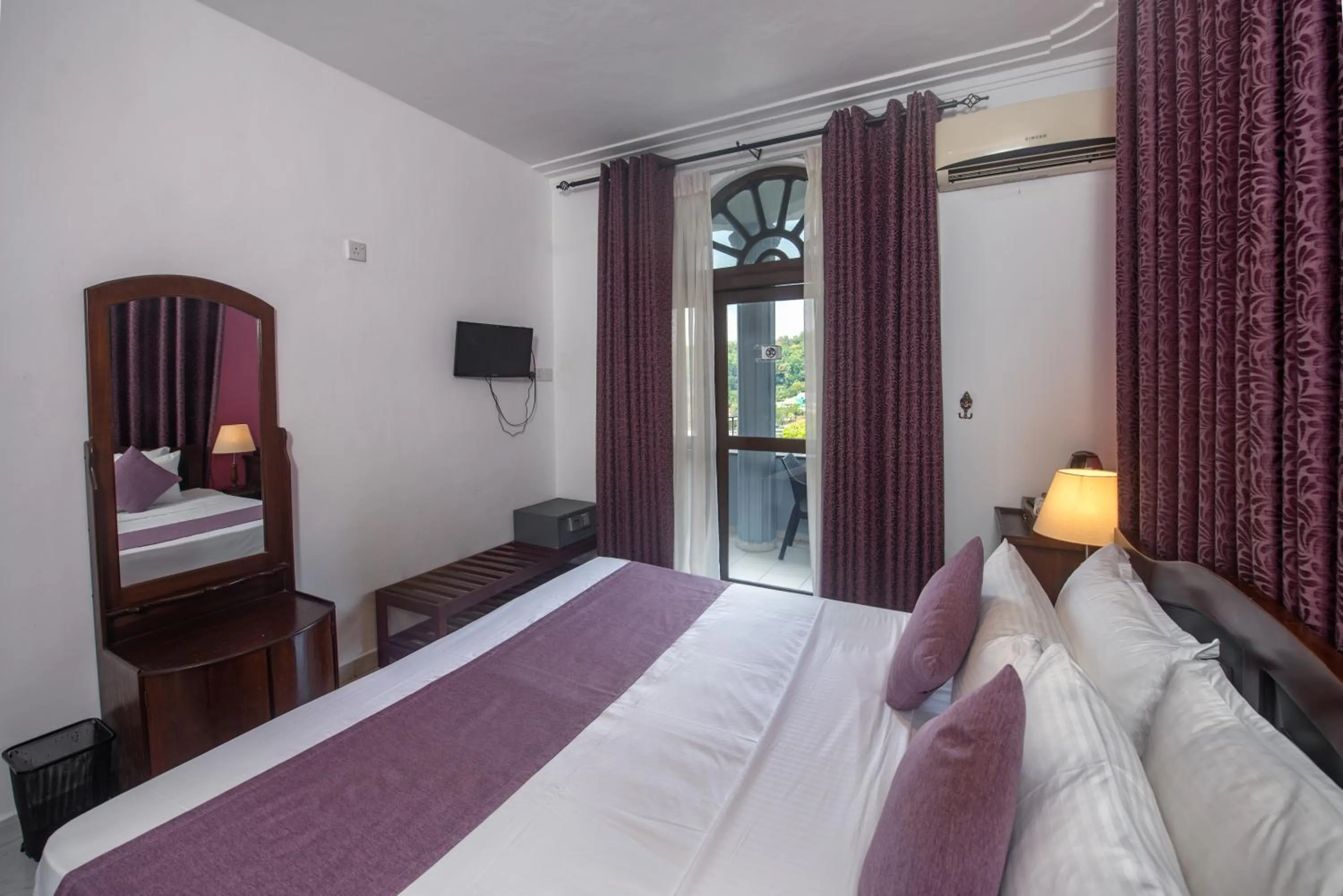 Double Room with Lake View - single occupancy in Ceyloni Lake Residency