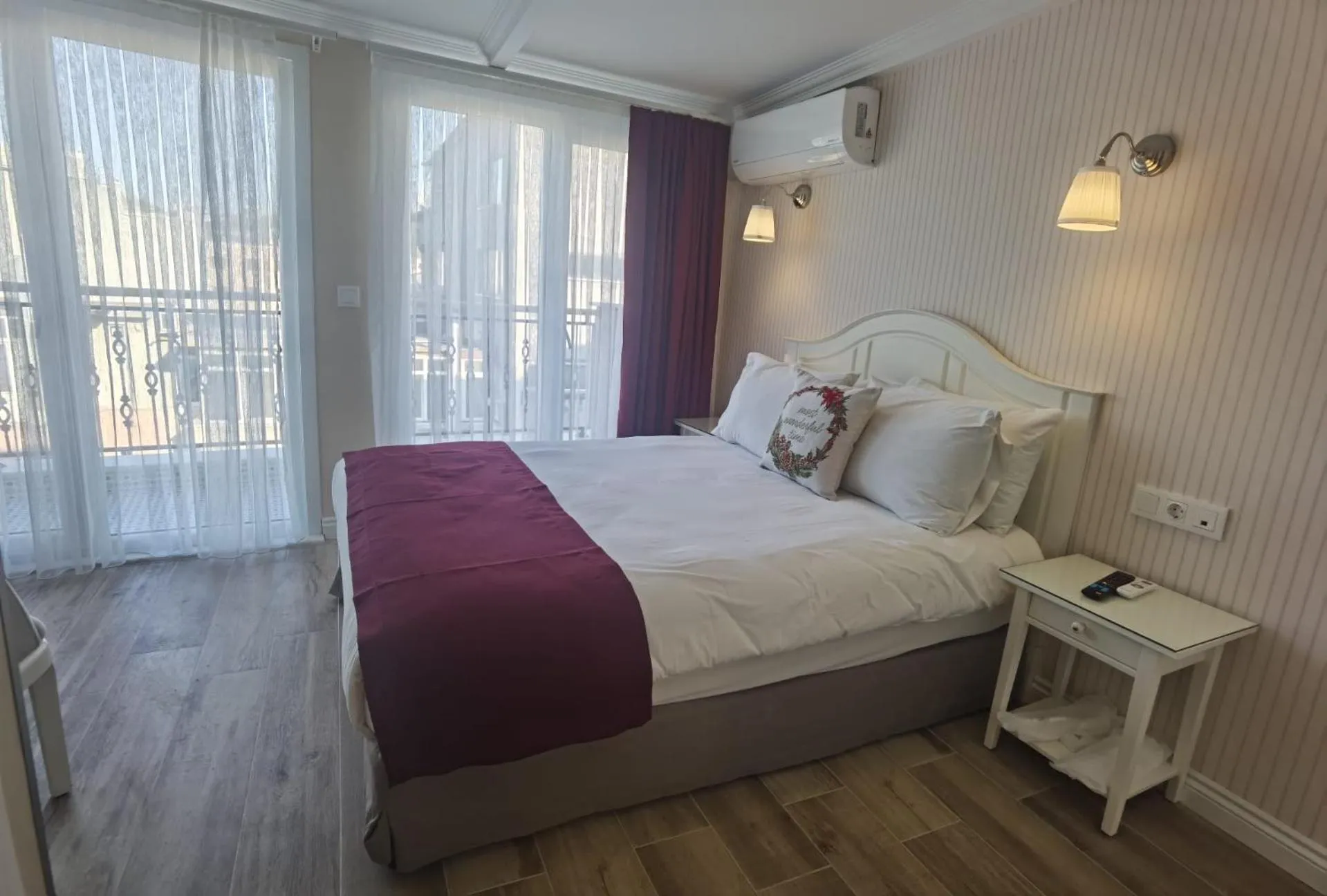 Double Room with Balcony and Sea View in Mr. Bird Hotel