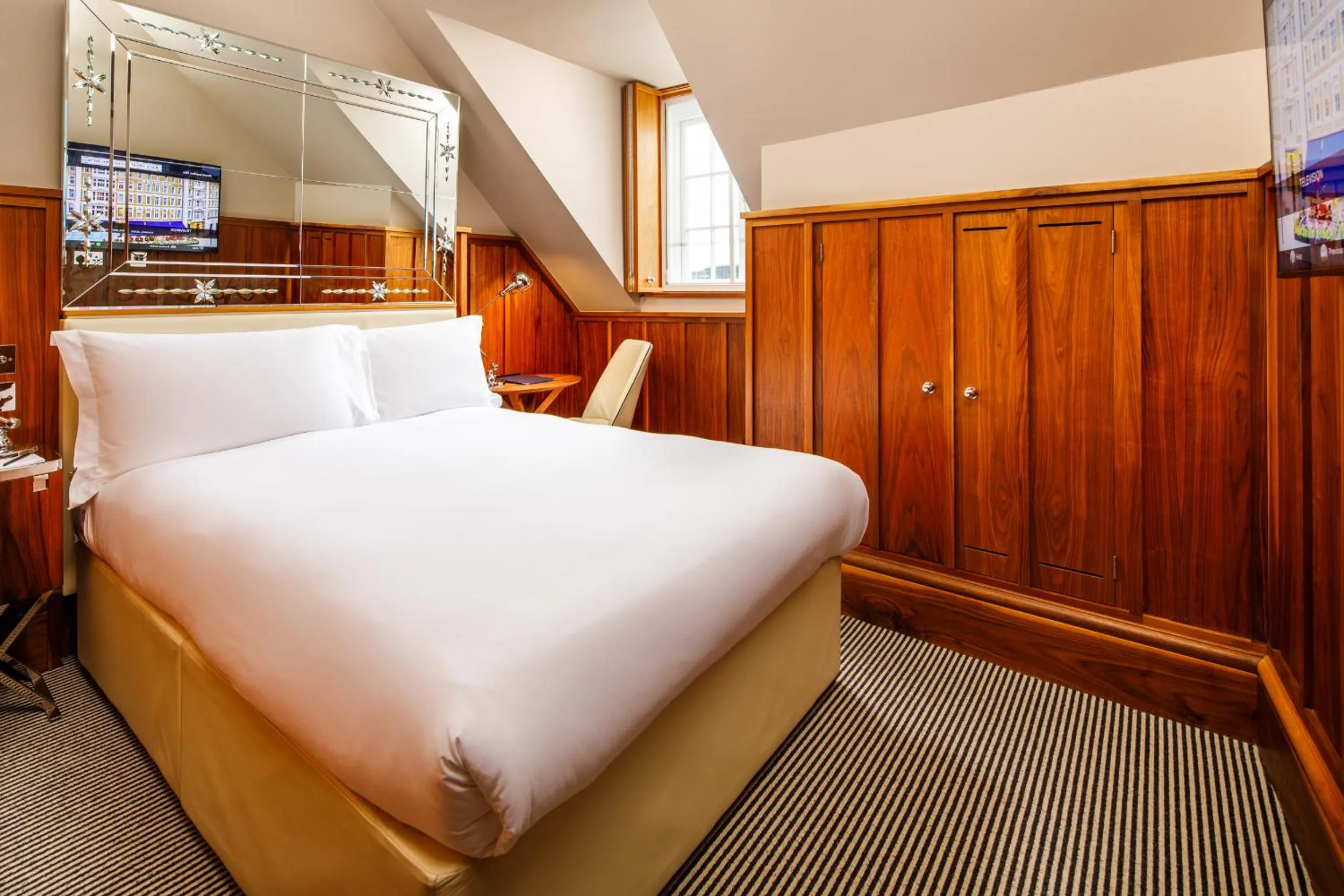 Queen Room - Edwardian/High Floor in Kaya Great Northern Hotel, London