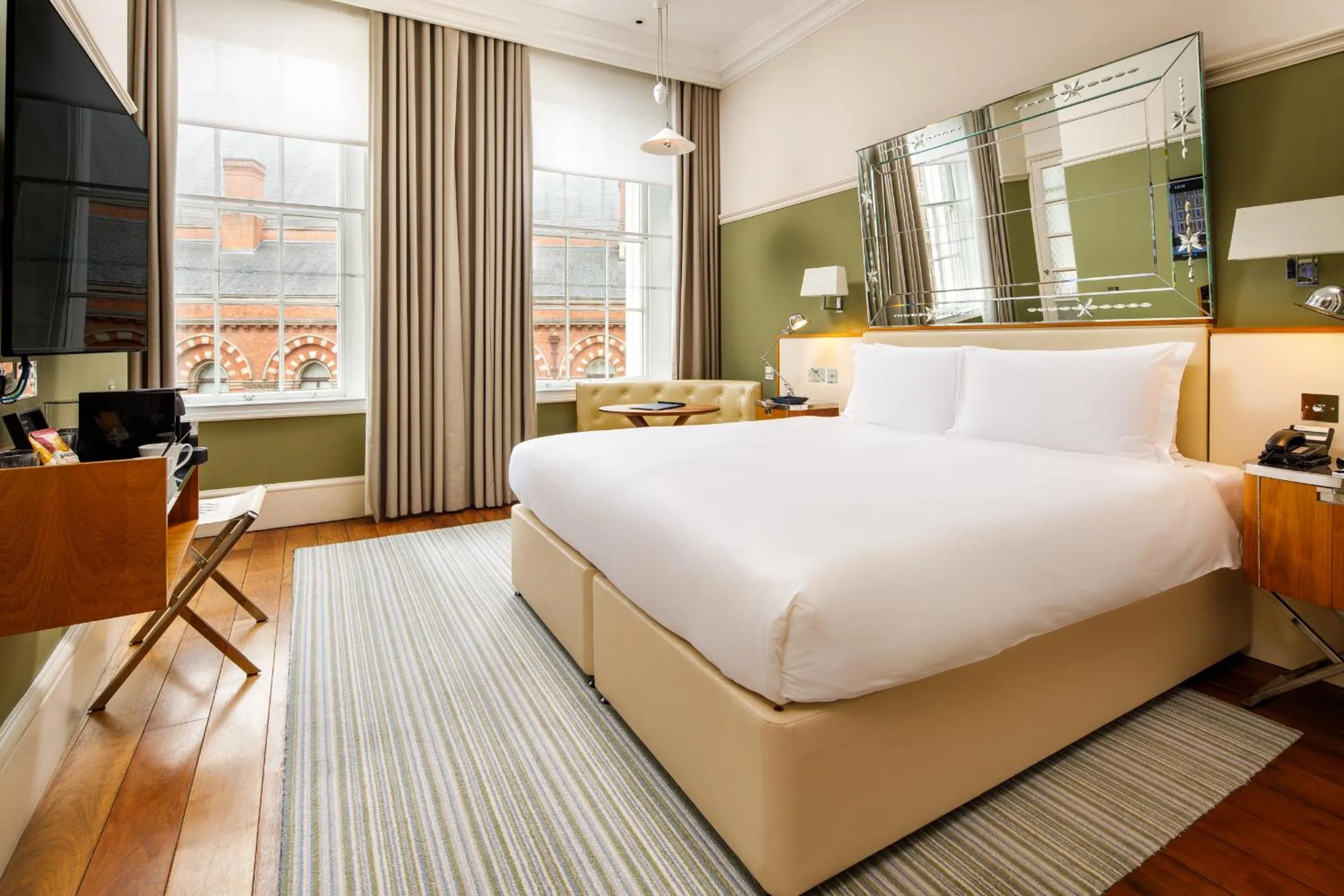 Victorian, Larger Guest room, 1 King in Kaya Great Northern Hotel, London