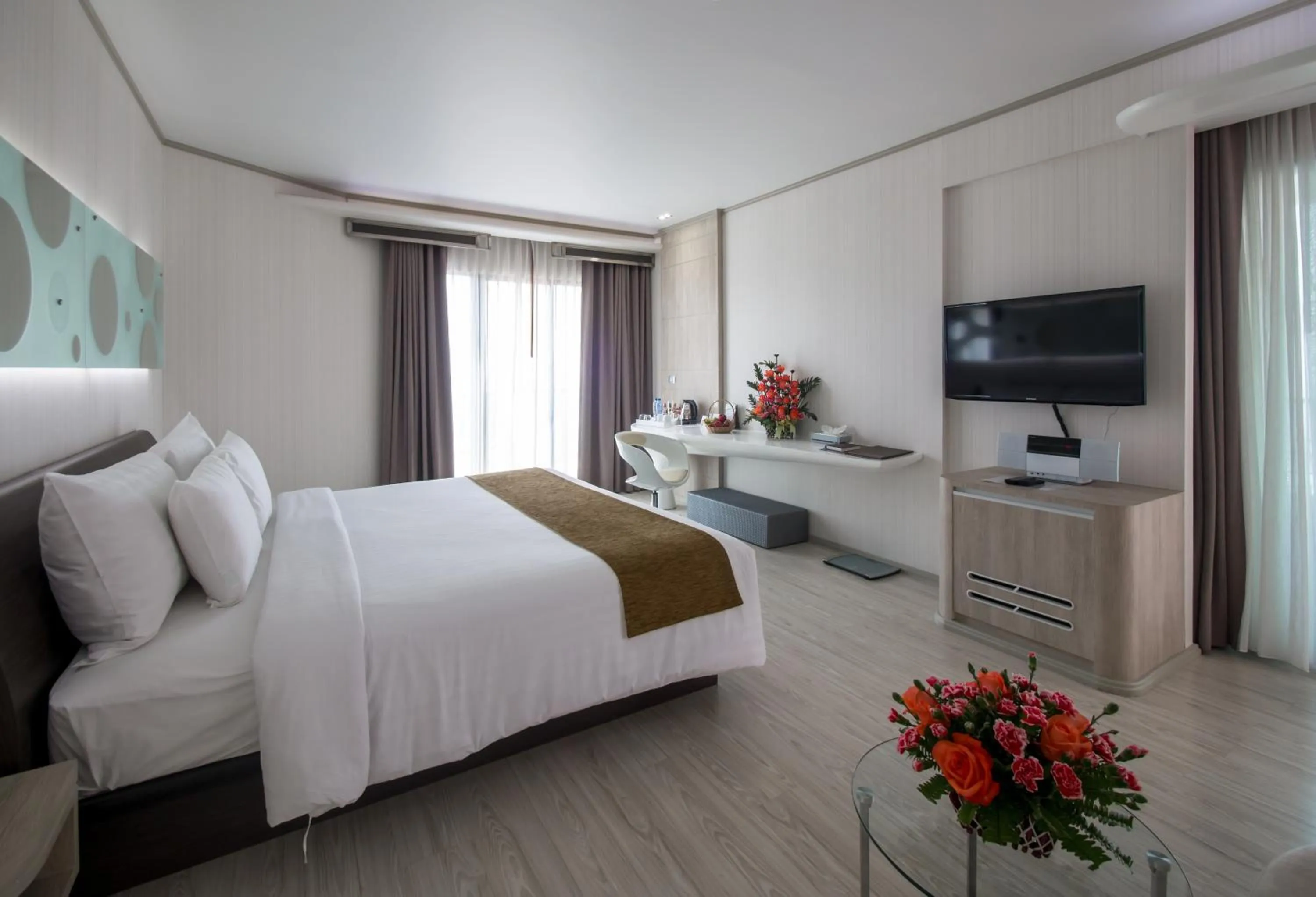 Premier Double Room - Chic Tower in Pattaya Discovery Beach Hotel - SHA Extra Plus