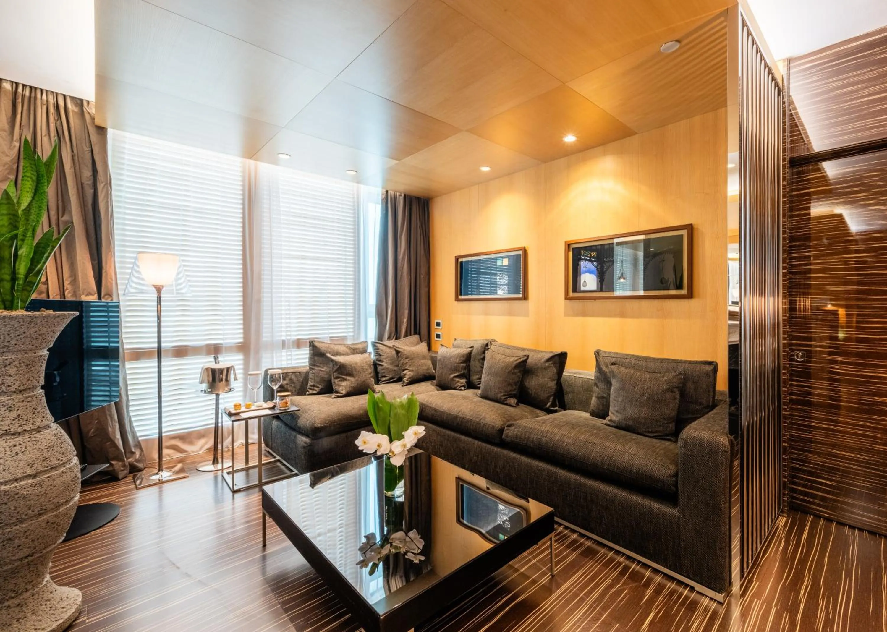 Deluxe Suite Harbor View in ROMEO Napoli