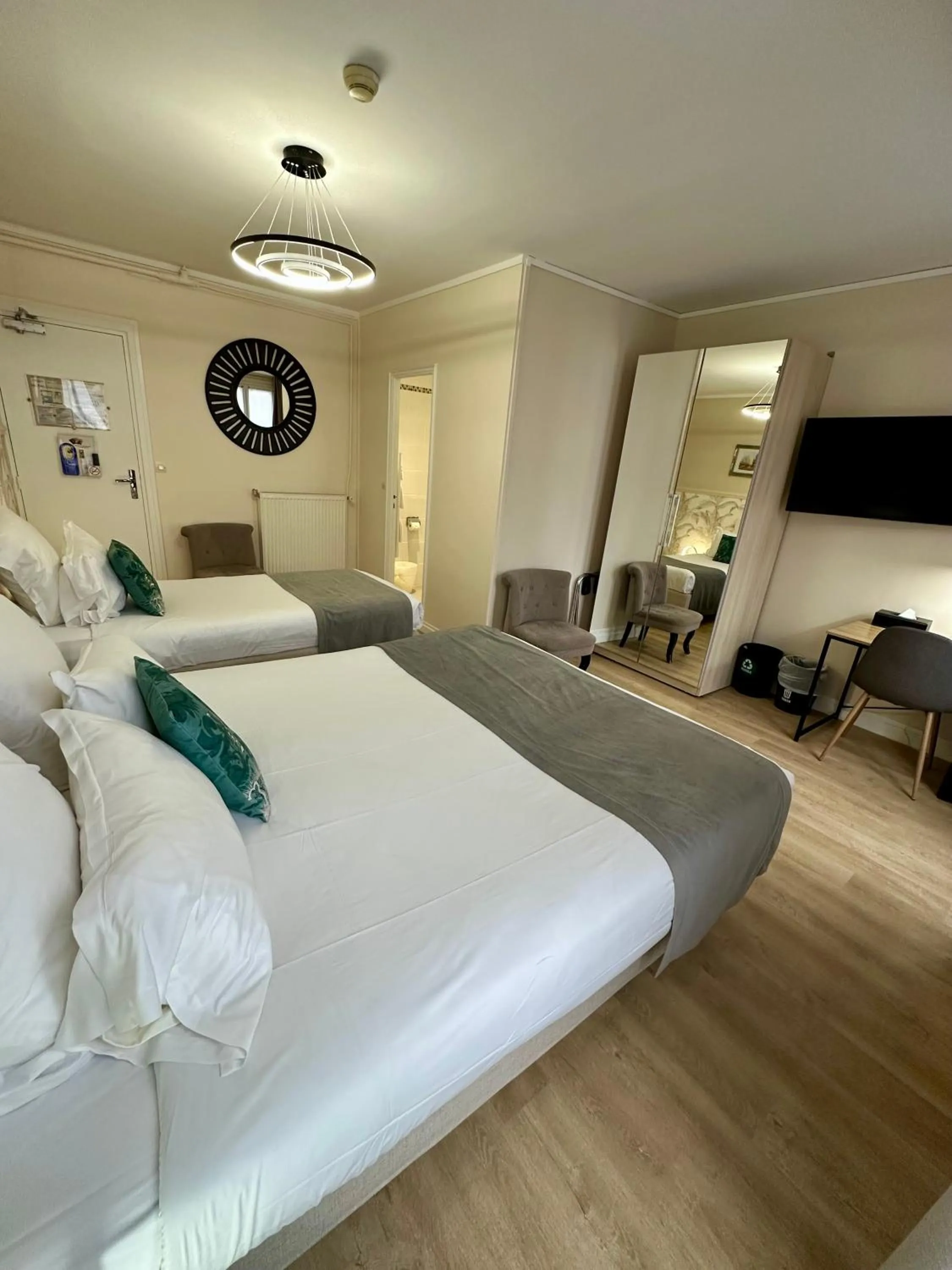 Standard Triple Room in Hôtel Océanic - Grands Magasins