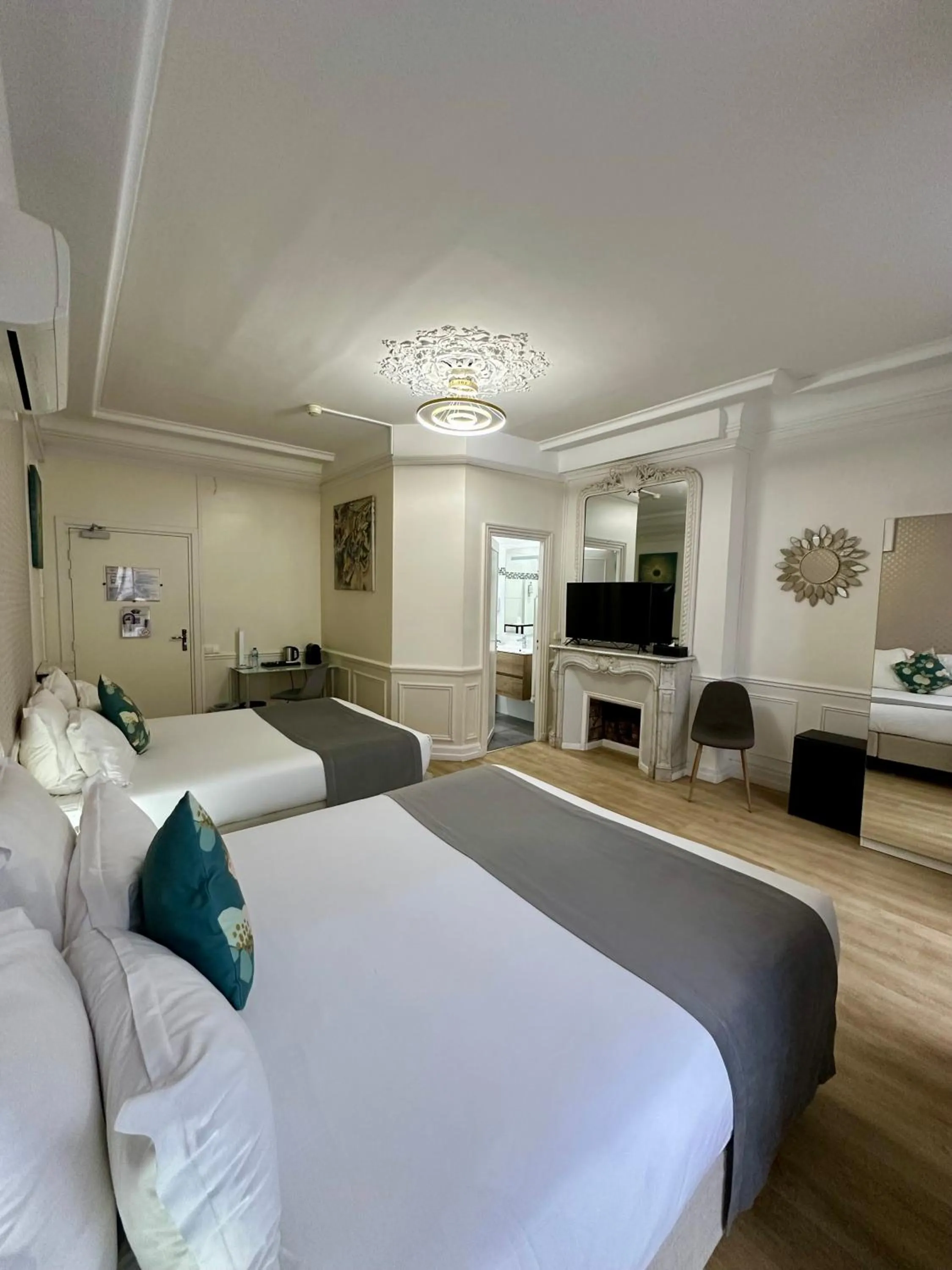 Superior Room in Hôtel Océanic - Grands Magasins