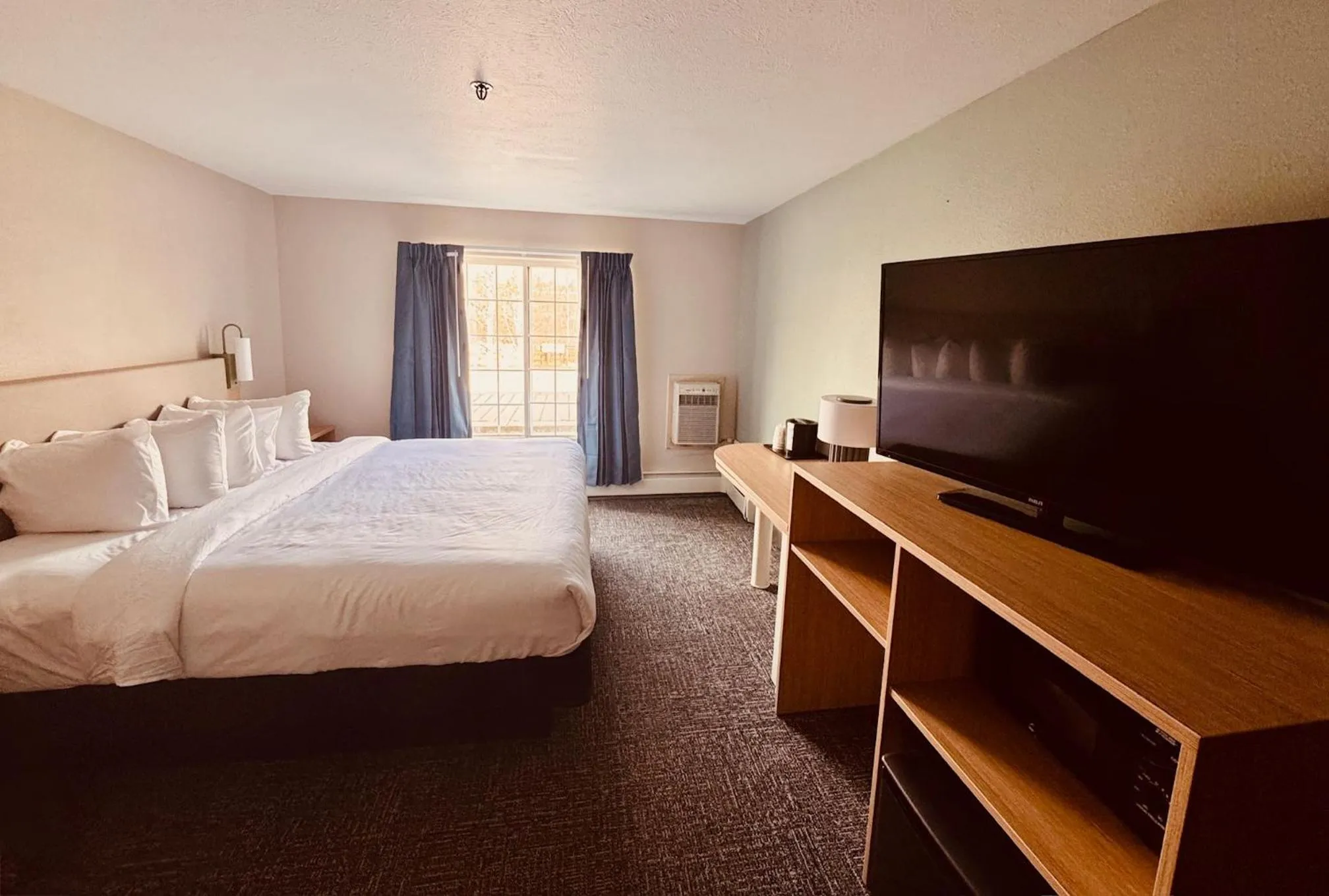 Deluxe King Room - Non-Smoking in Wingate by Wyndham Anchorage Downtown - Ship Creek