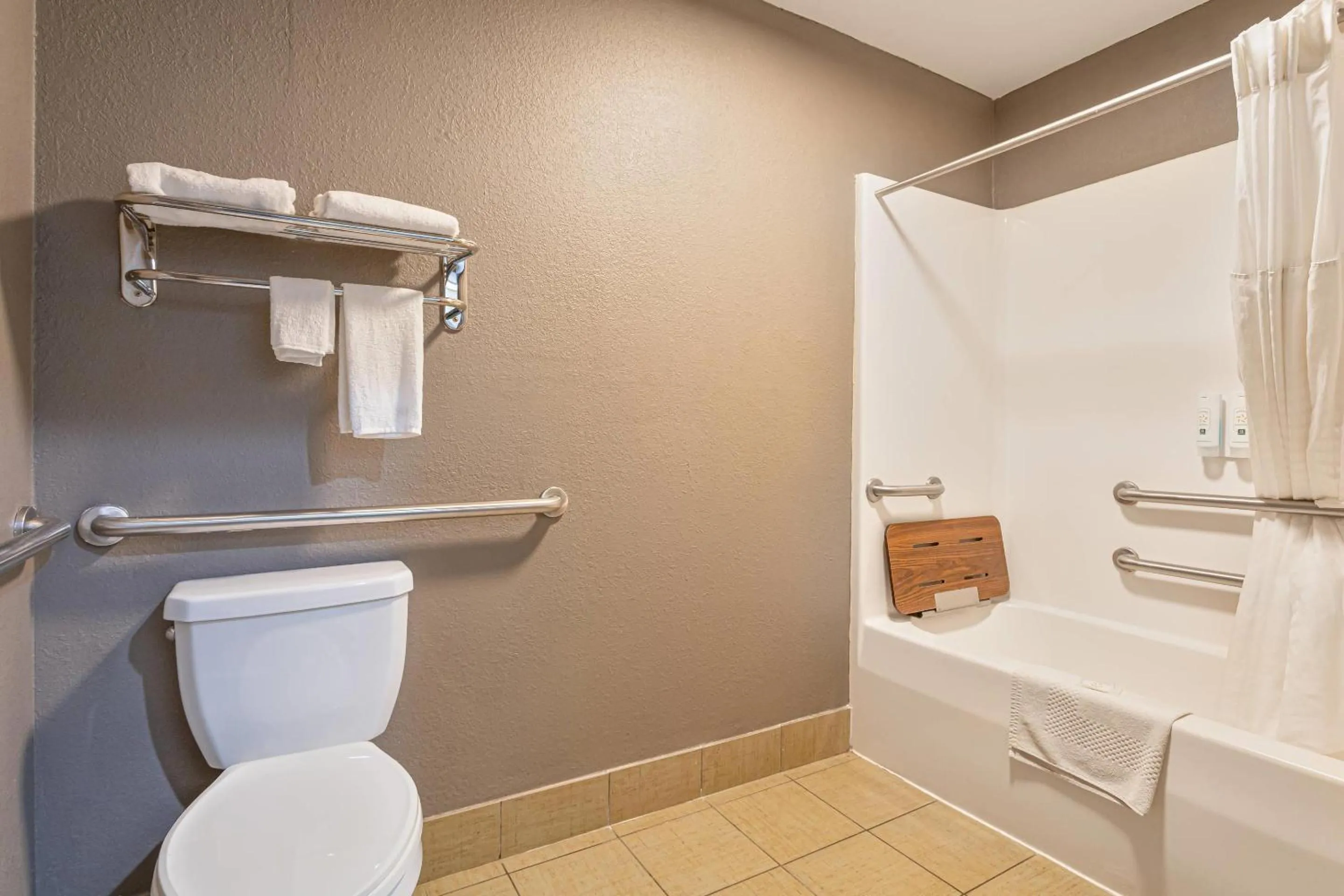 Queen Room with Two Queen Beds - Accessible/Non-Smoking  in Quality Inn Edmund Pettus Bridge area