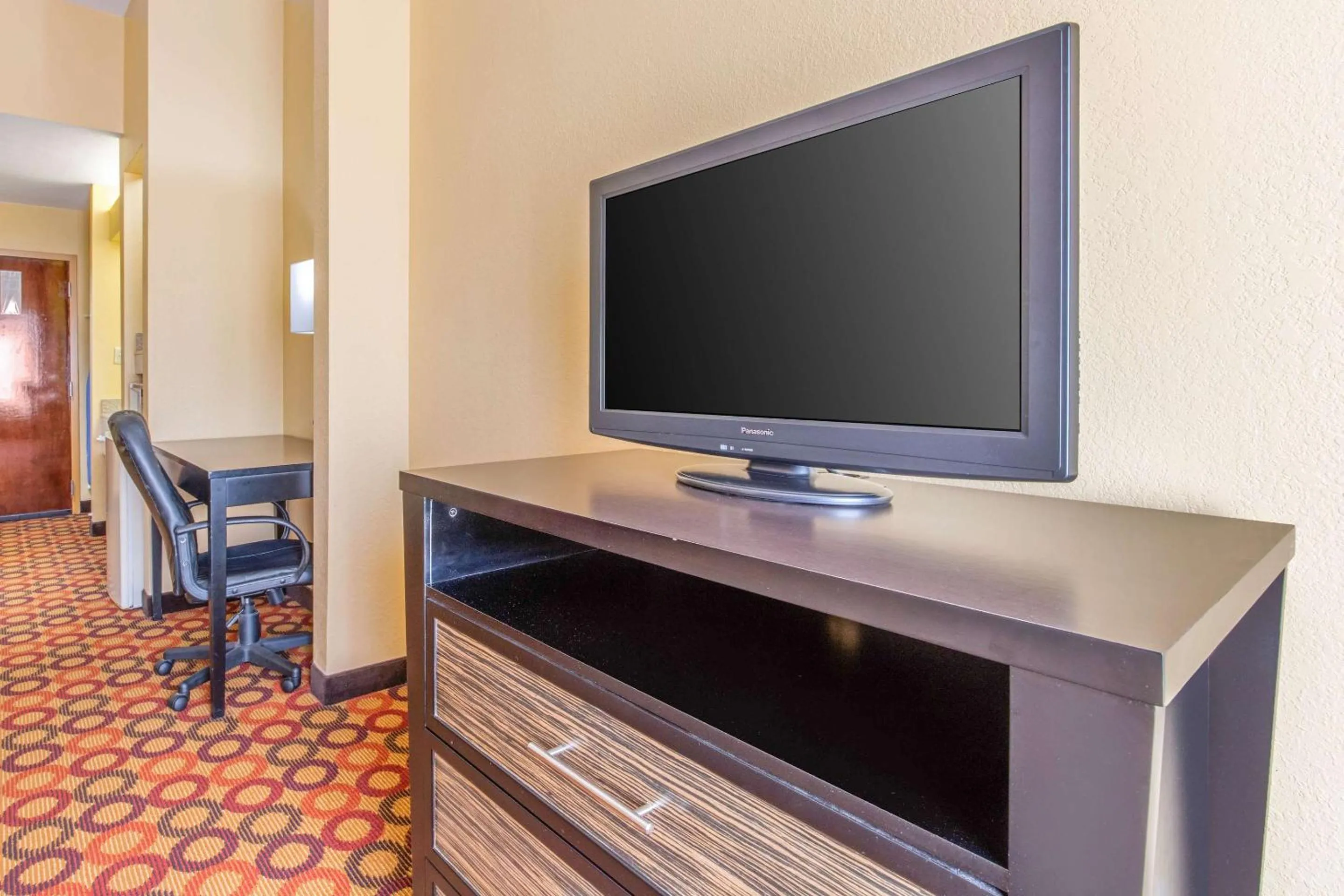 King Room with Accessible Tub - Accessible/Non-Smoking in Quality Inn & Suites Montgomery East Carmichael Rd