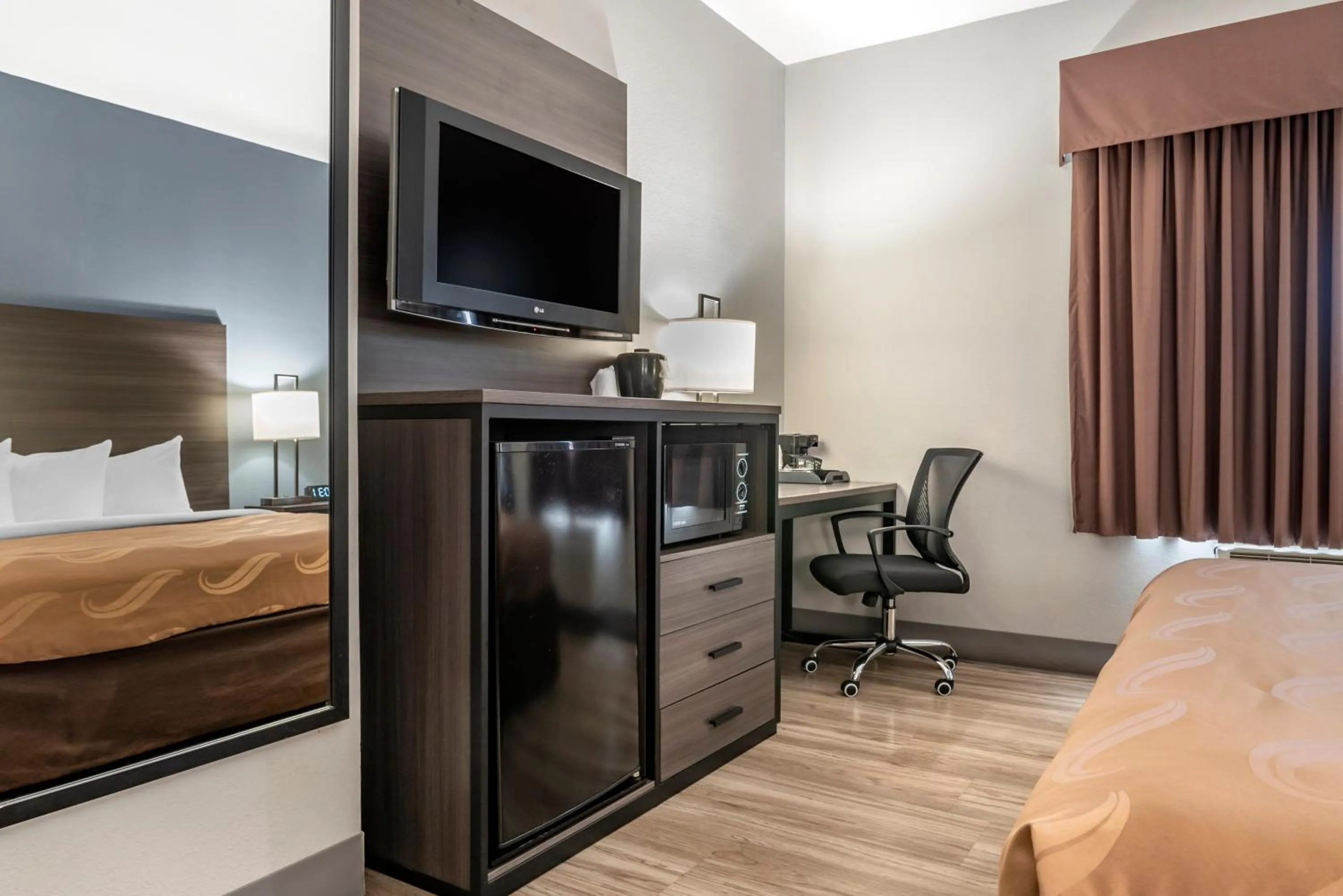 King Room - Accessible/Non-Smoking in Quality Inn & Suites Demopolis