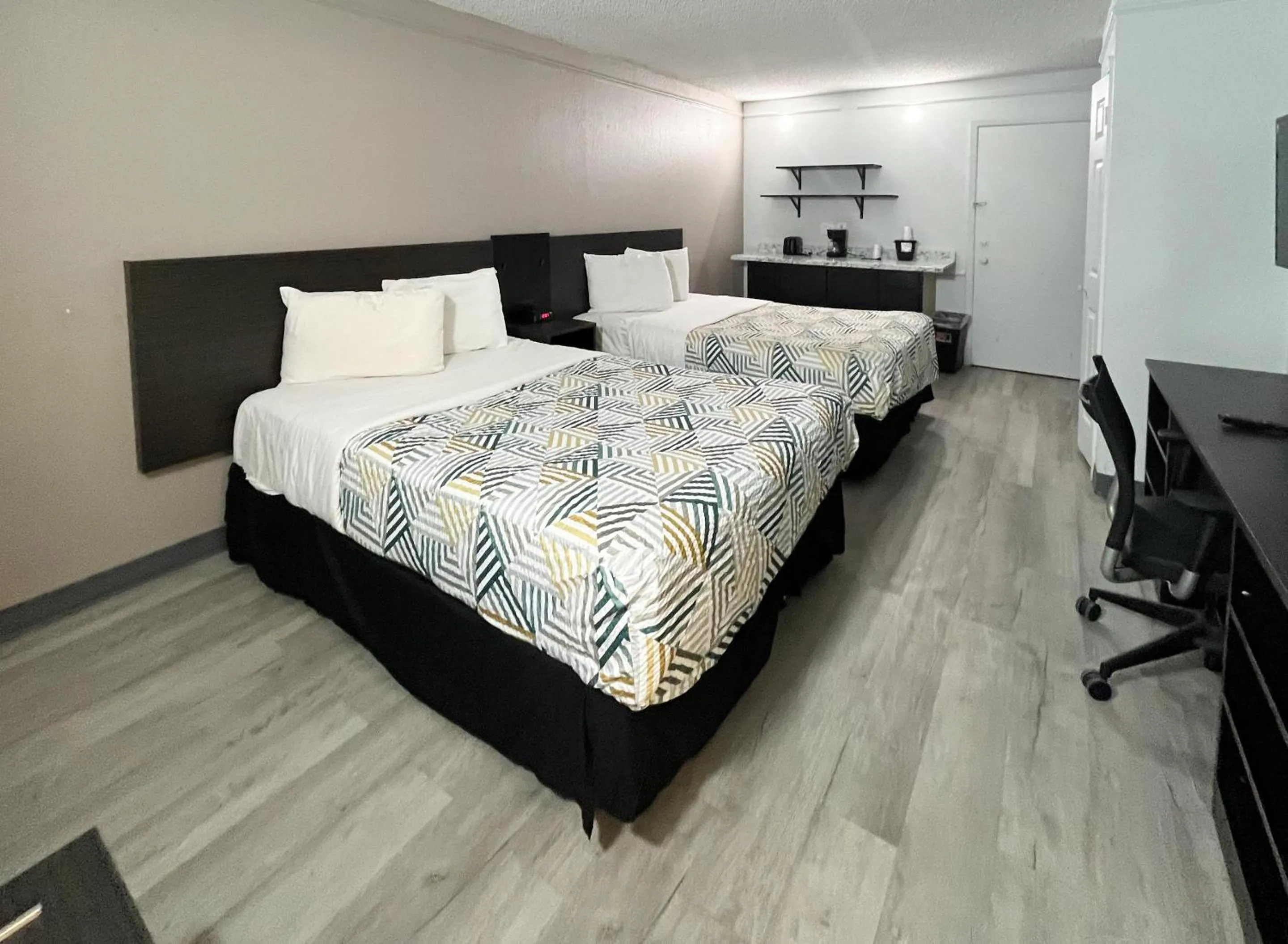 Quadruple Room - Non-Smoking in Motel 6 Montgomery, AL - Eastern Blvd.