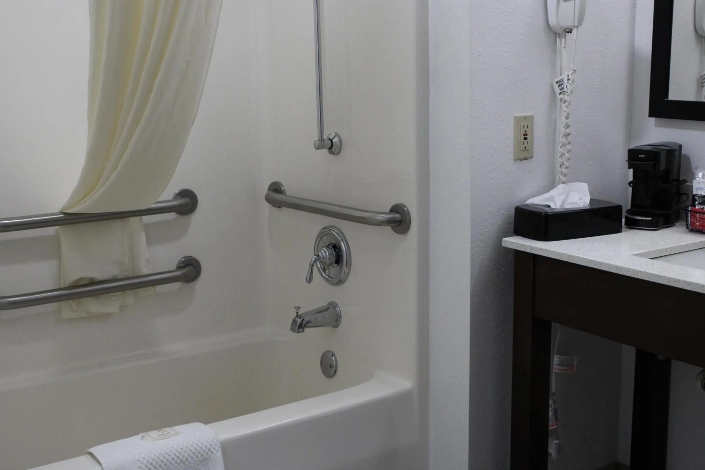 King Room - Accessible/Non-Smoking in Quality Inn Scottsboro US-72-Lake Guntersville Area