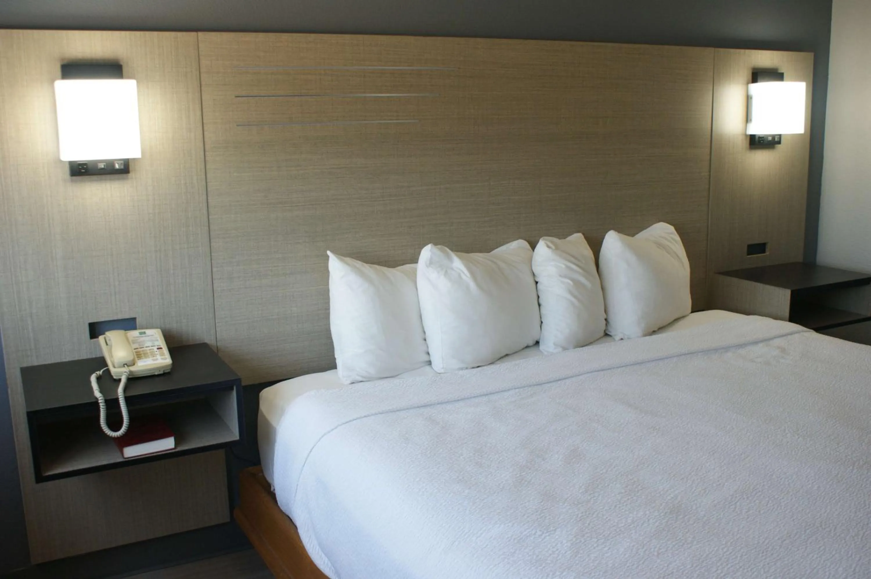 Superior King Suite - Non-smoking in Sonesta Essential Van Buren-Fort Smith