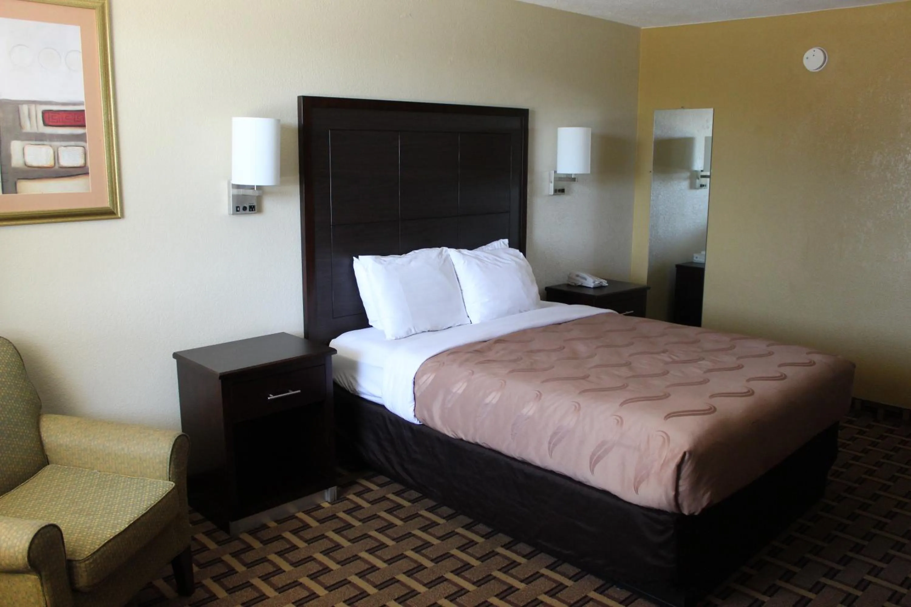 Queen Room - Accessible/Non-Smoking in Quality Inn Conway - Greenbrier