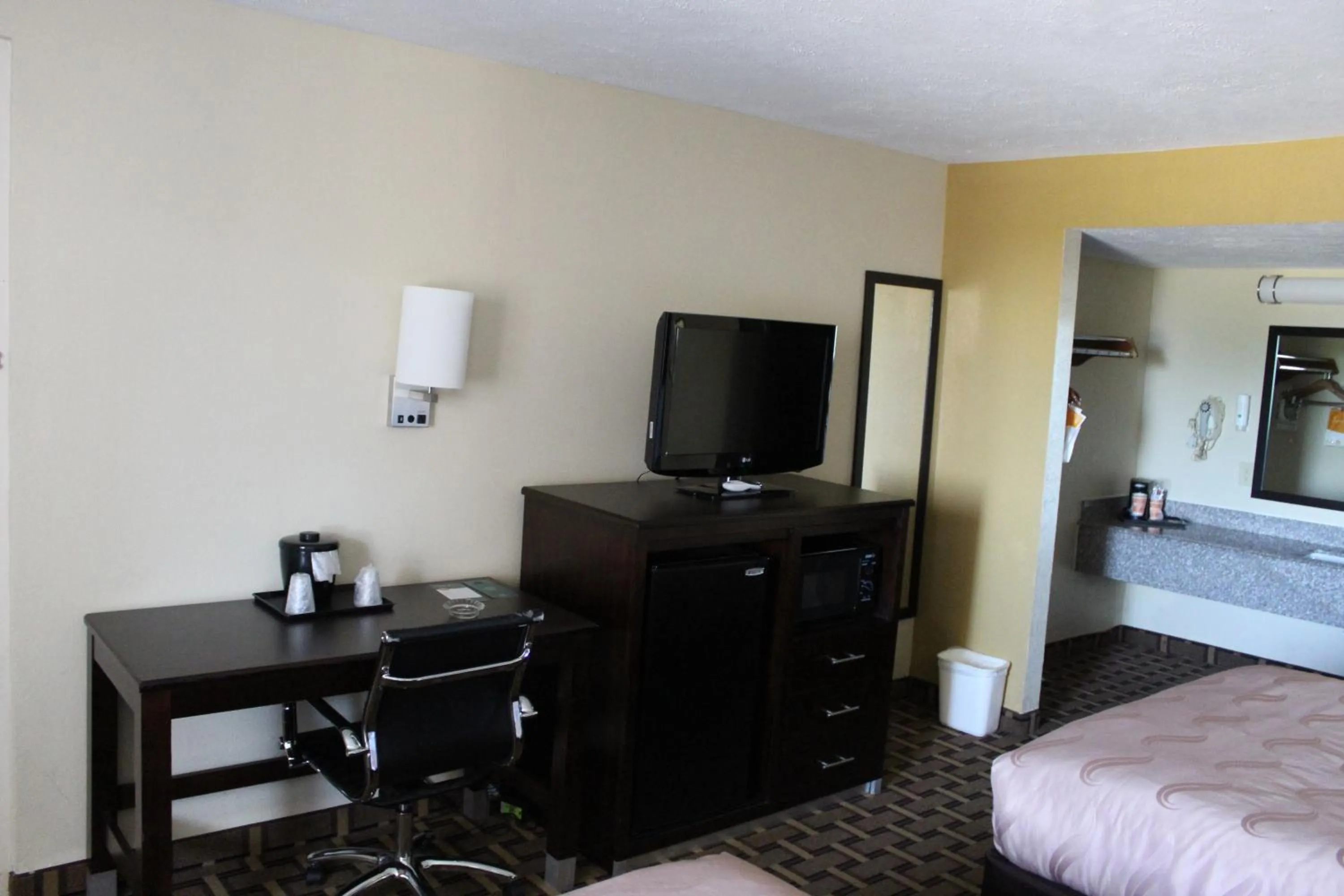 Queen Room with Two Queen Beds - Smoking in Quality Inn Conway - Greenbrier