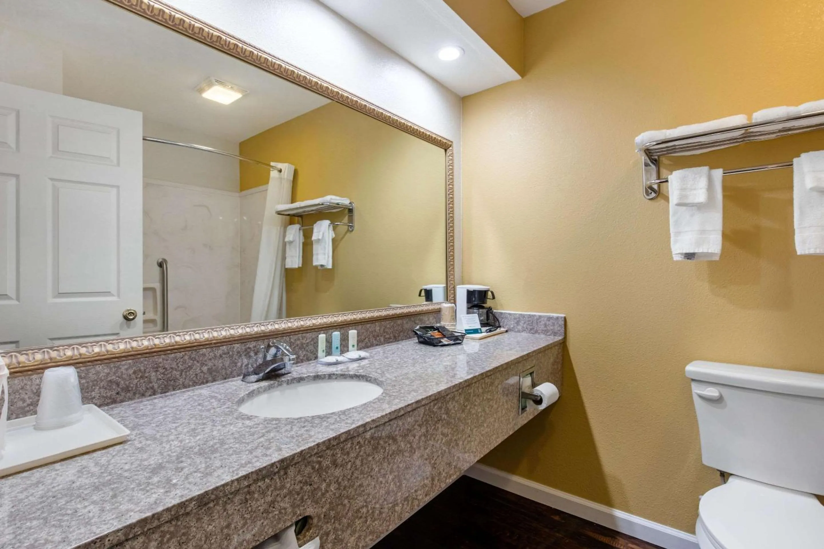 Queen Room with Two Queen Beds - Non-Smoking in Quality Inn West Memphis I-40