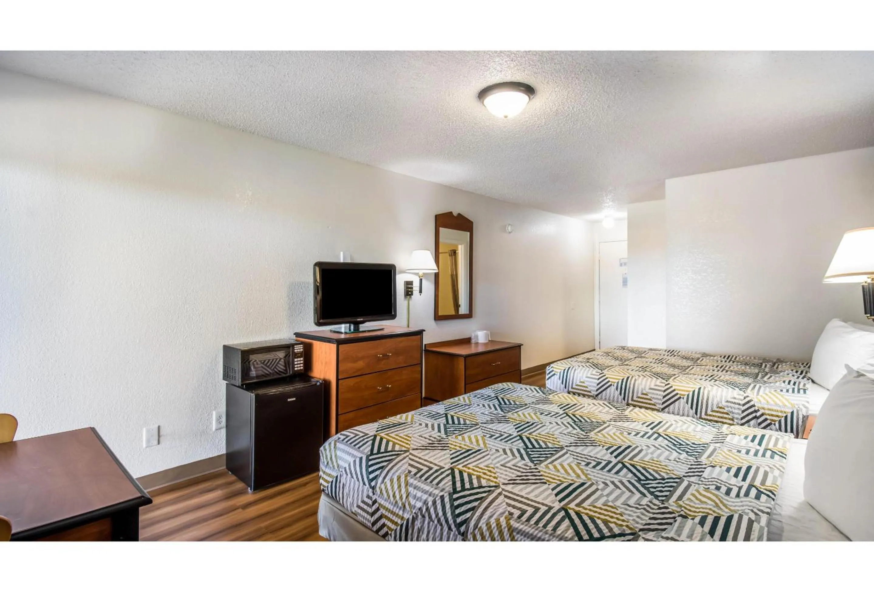 Queen Room with Two Queen Beds - Disability Access - Roll In Shower in Motel 6-Hot Springs, AR