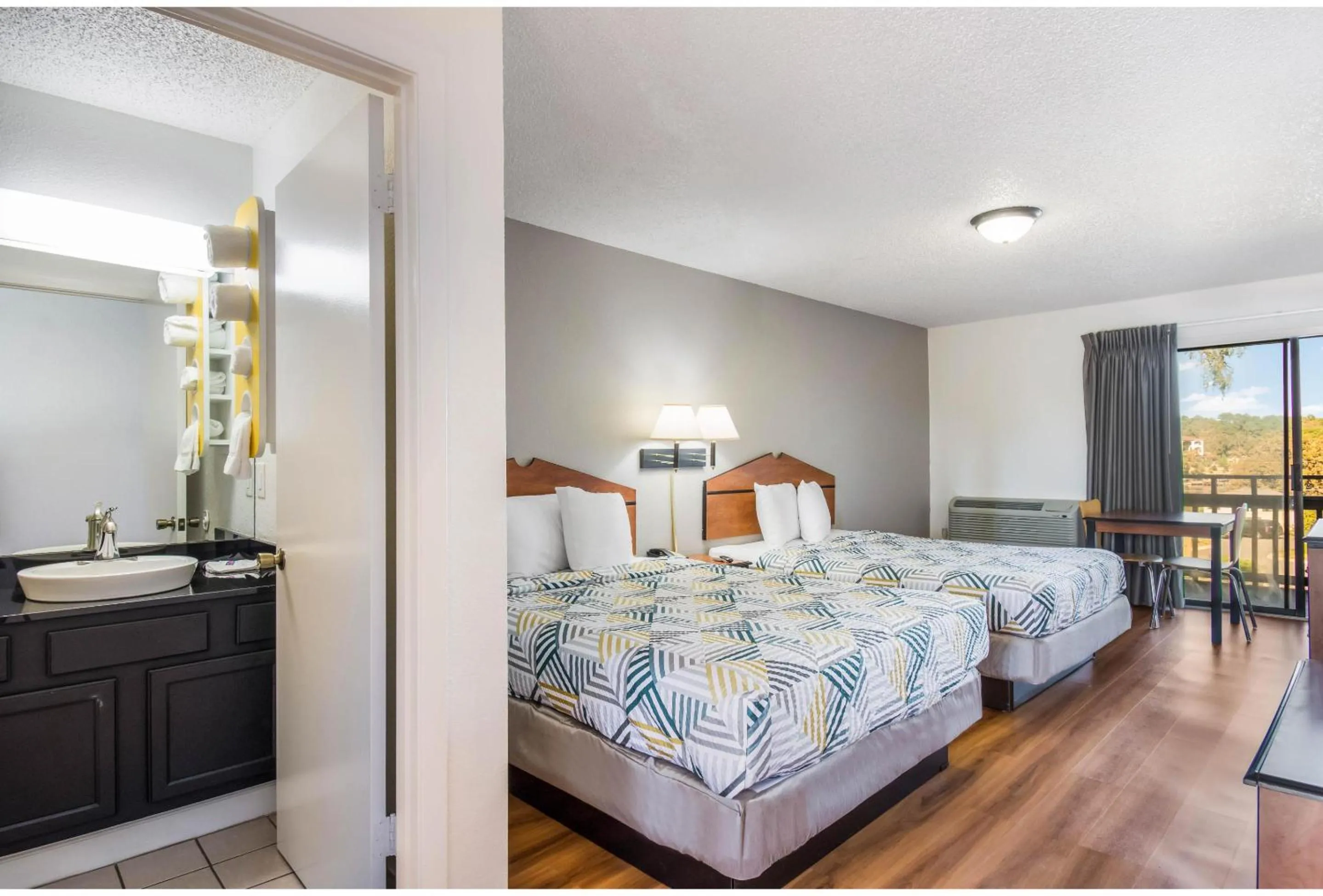 Deluxe Queen Room with Two Queen Beds - Smoking in Motel 6-Hot Springs, AR