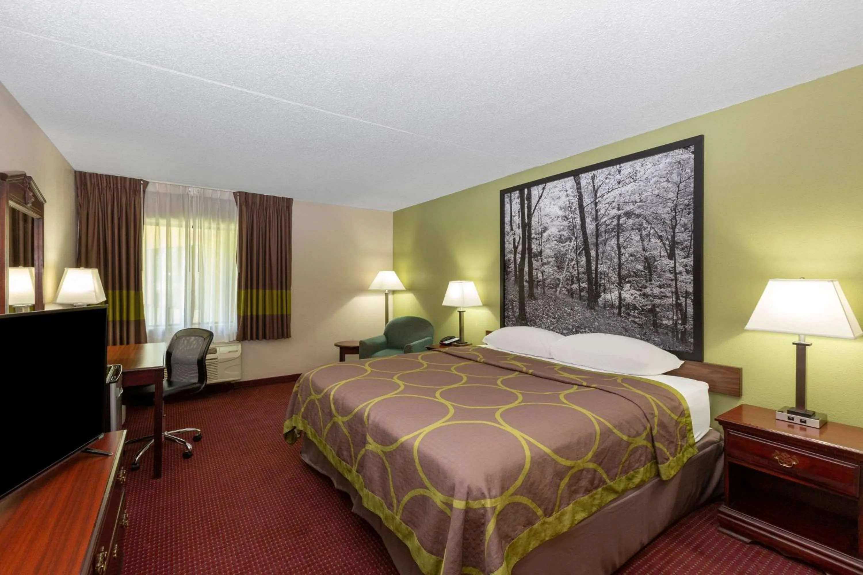 Deluxe King Room - Mobility Access/Non-Smoking in Super 8 by Wyndham Eureka Springs