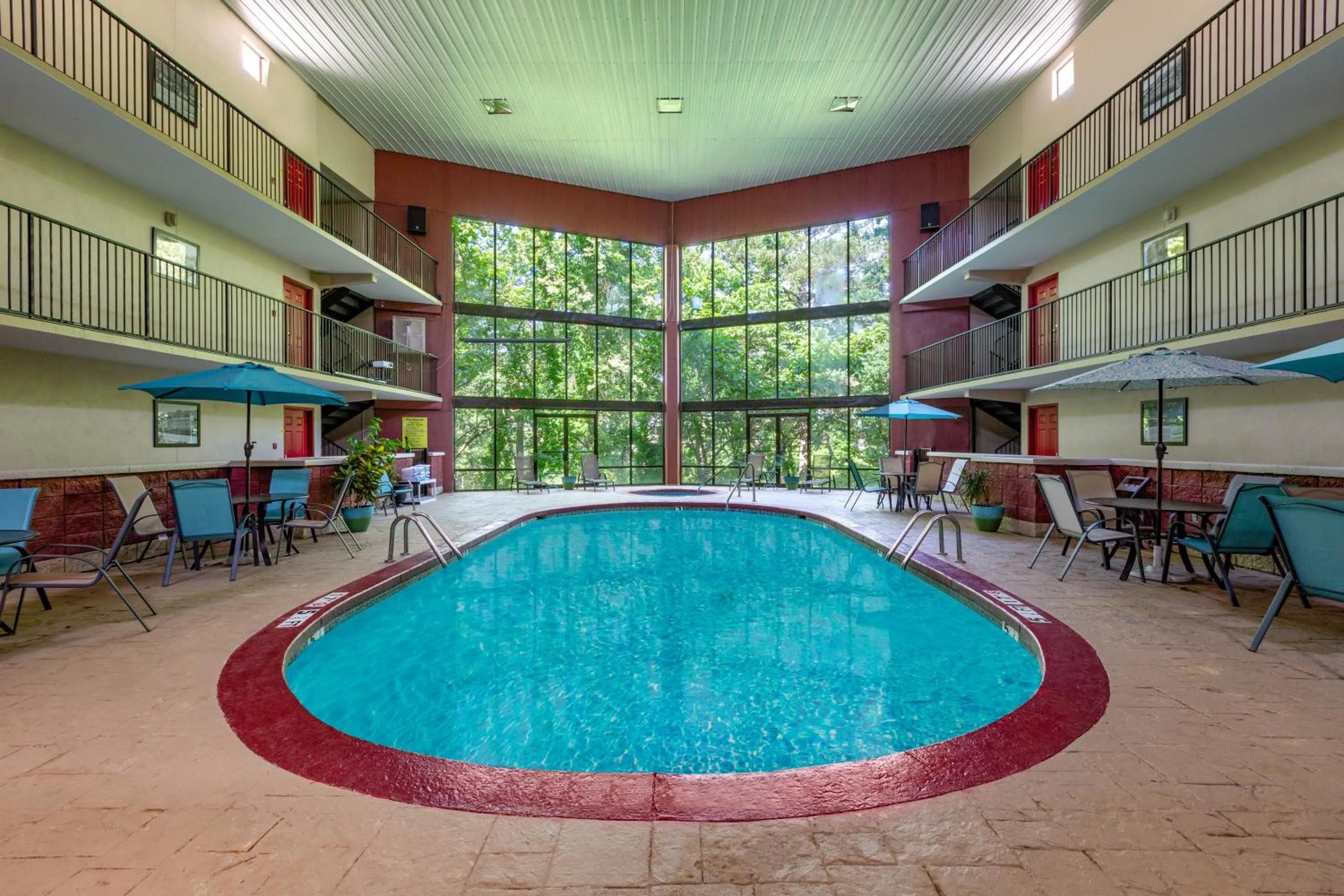 King Suite with Jetted Tub and Pool Area - Non-Smoking in Super 8 by Wyndham Eureka Springs