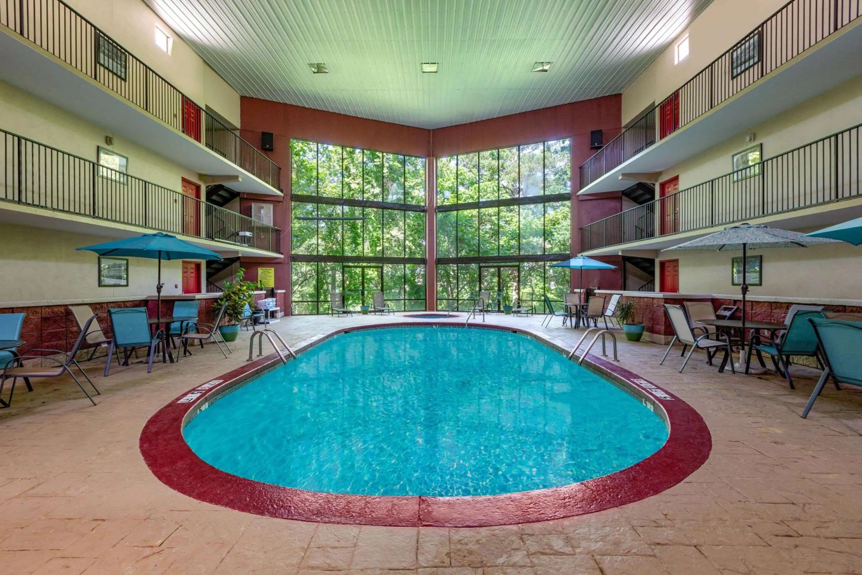 Junior King Suite with Pool Area - Non-Smoking in Super 8 by Wyndham Eureka Springs