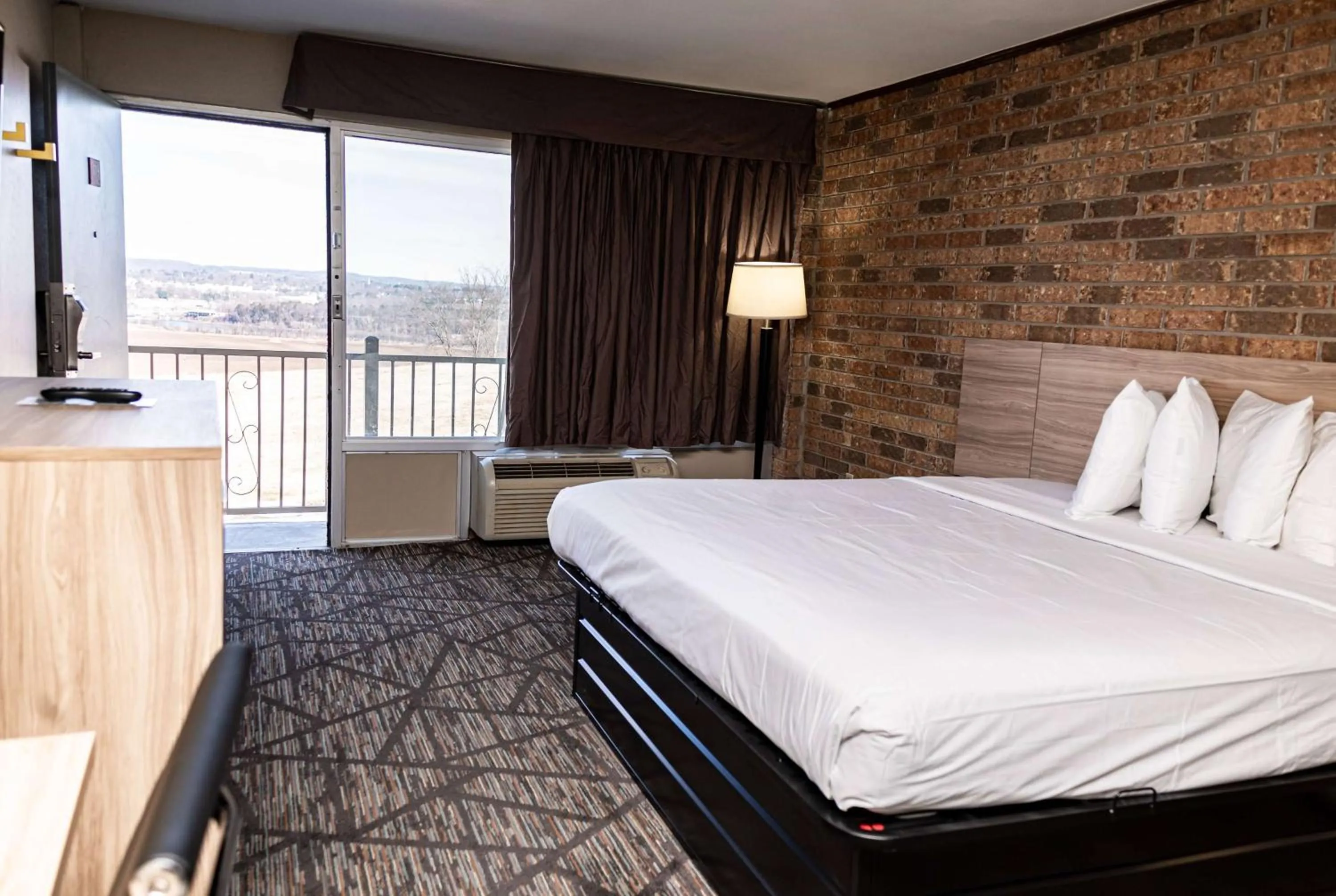 King Room - Non-Smoking in Days-Inn by Wyndham Batesville AR