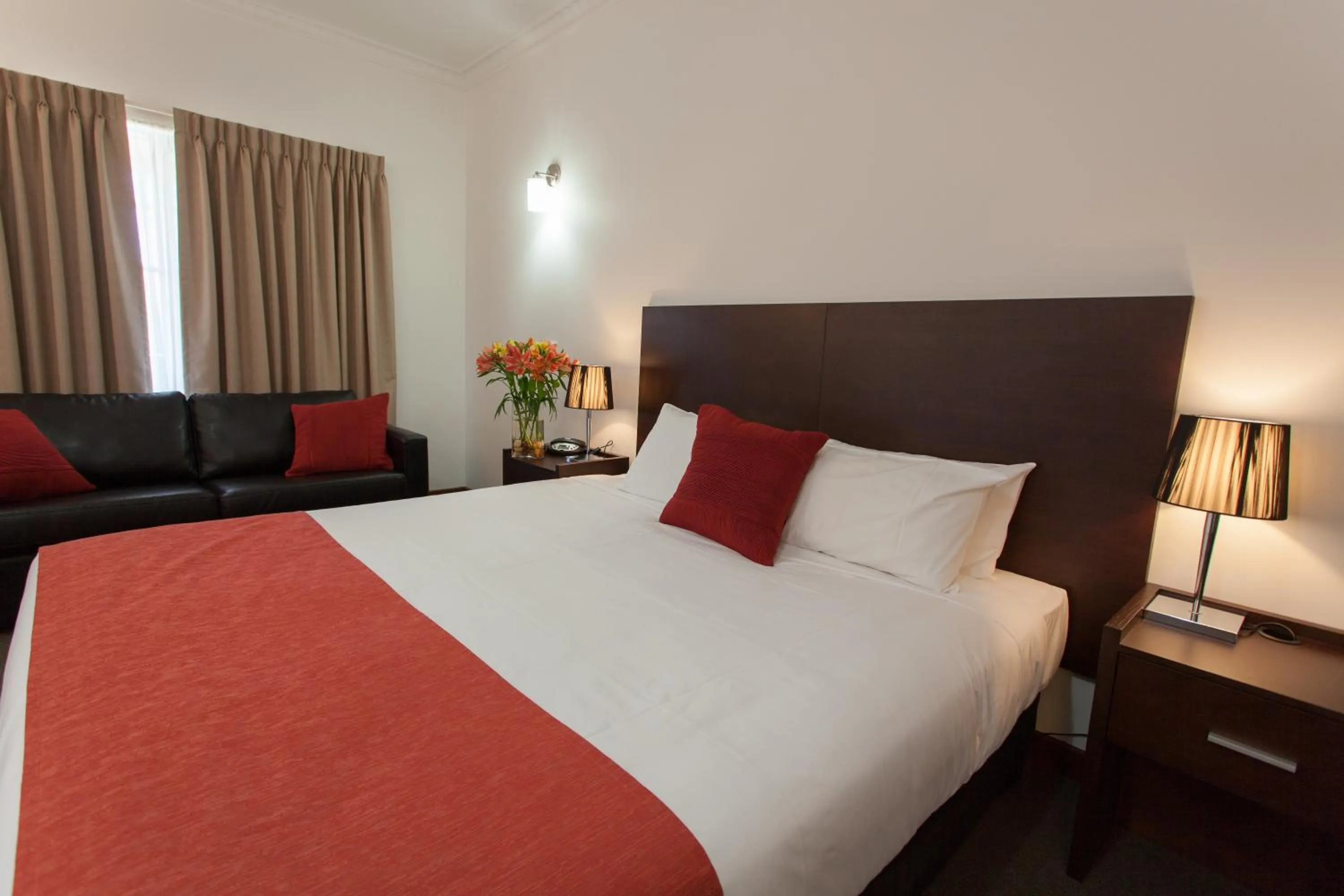 Deluxe king bed room in Mercure Port of Echuca