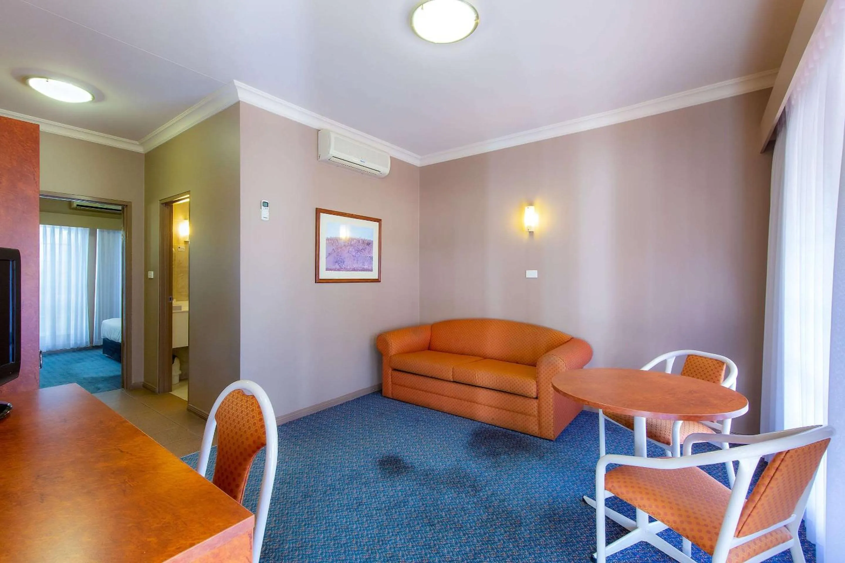 Deluxe Queen Suite with Sofabed - Non-Smoking in Quality Inn Penrith Sydney