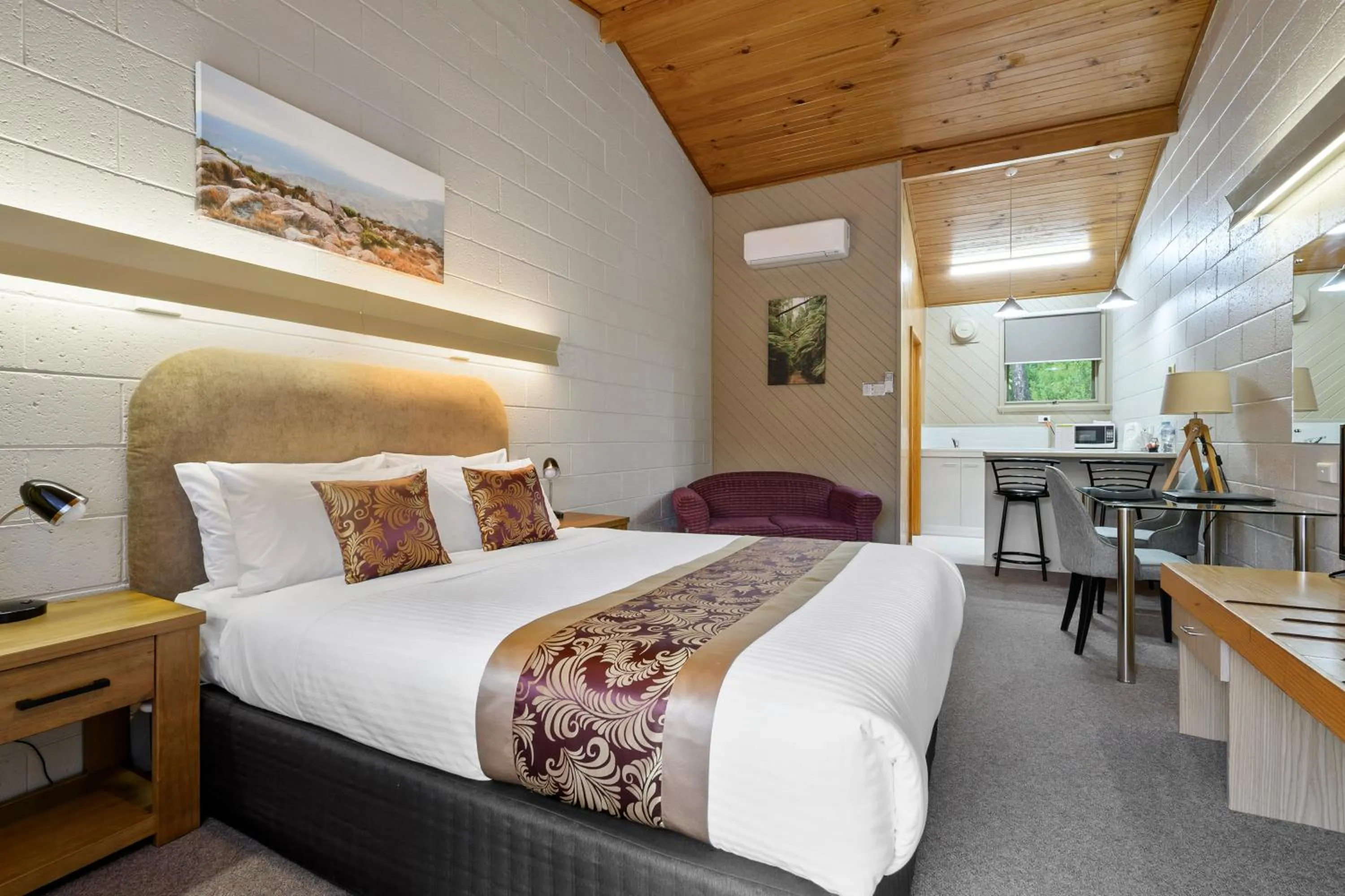 Superior Queen Room in Gold Rush Inn