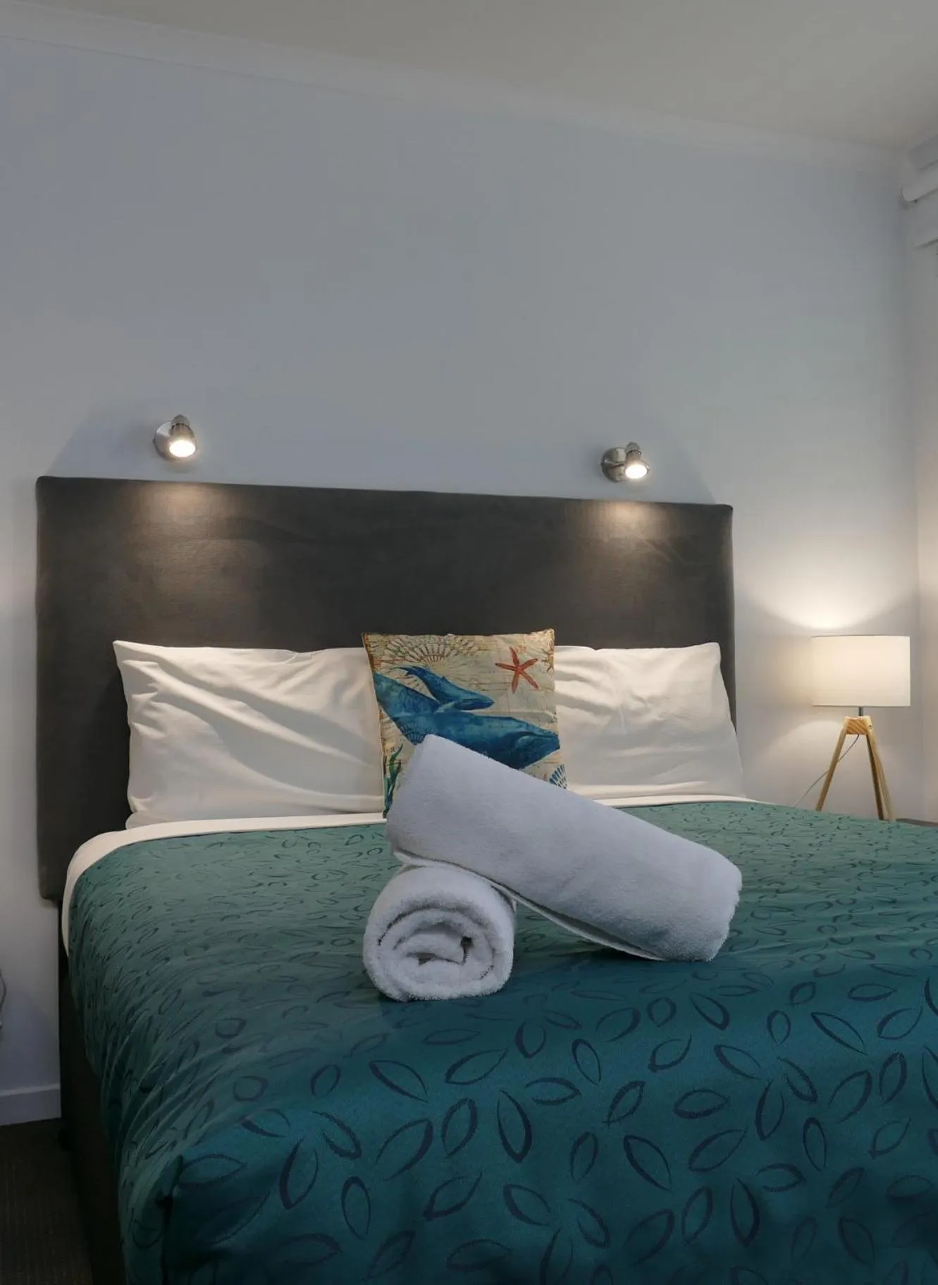 Standard Queen Room in Comfort Inn Warrnambool International now Waves Motel and Apartments