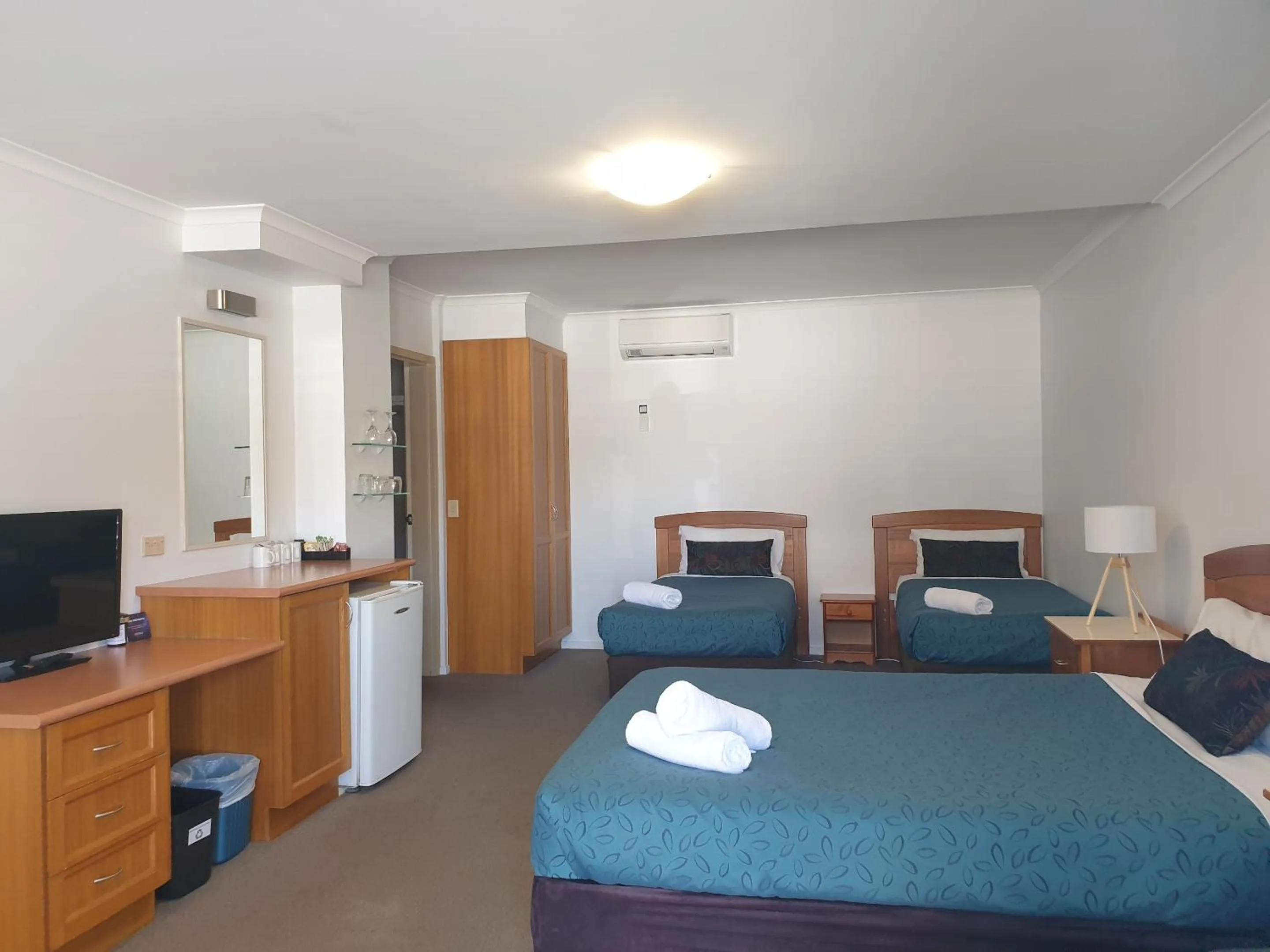 Family Room in Comfort Inn Warrnambool International now Waves Motel and Apartments