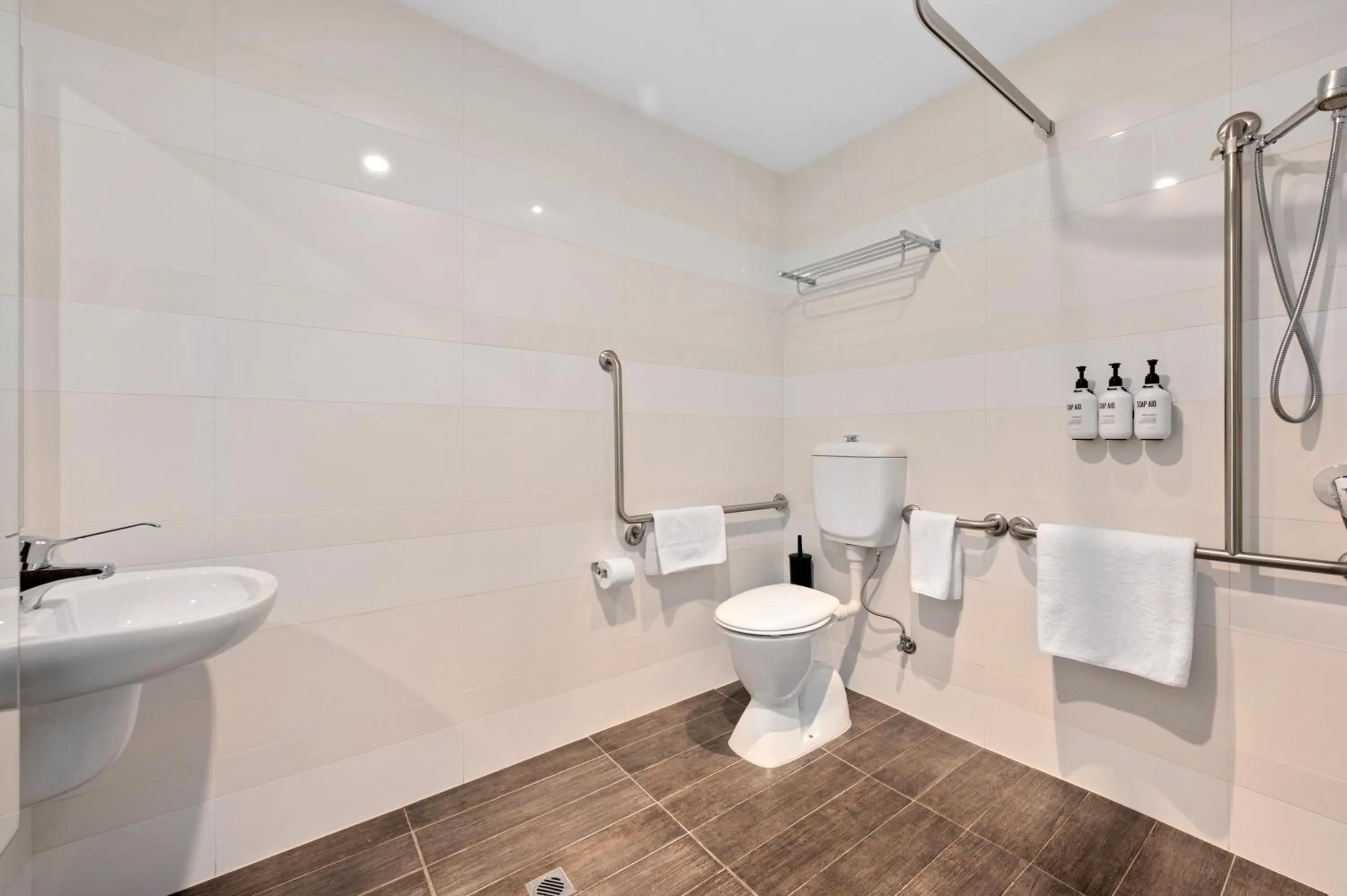 Efficiency King Room with Roll-In Shower - Disability Access/Non Smoking/Ground floor/Interior Hall in Quality Hotel Taylors Lakes