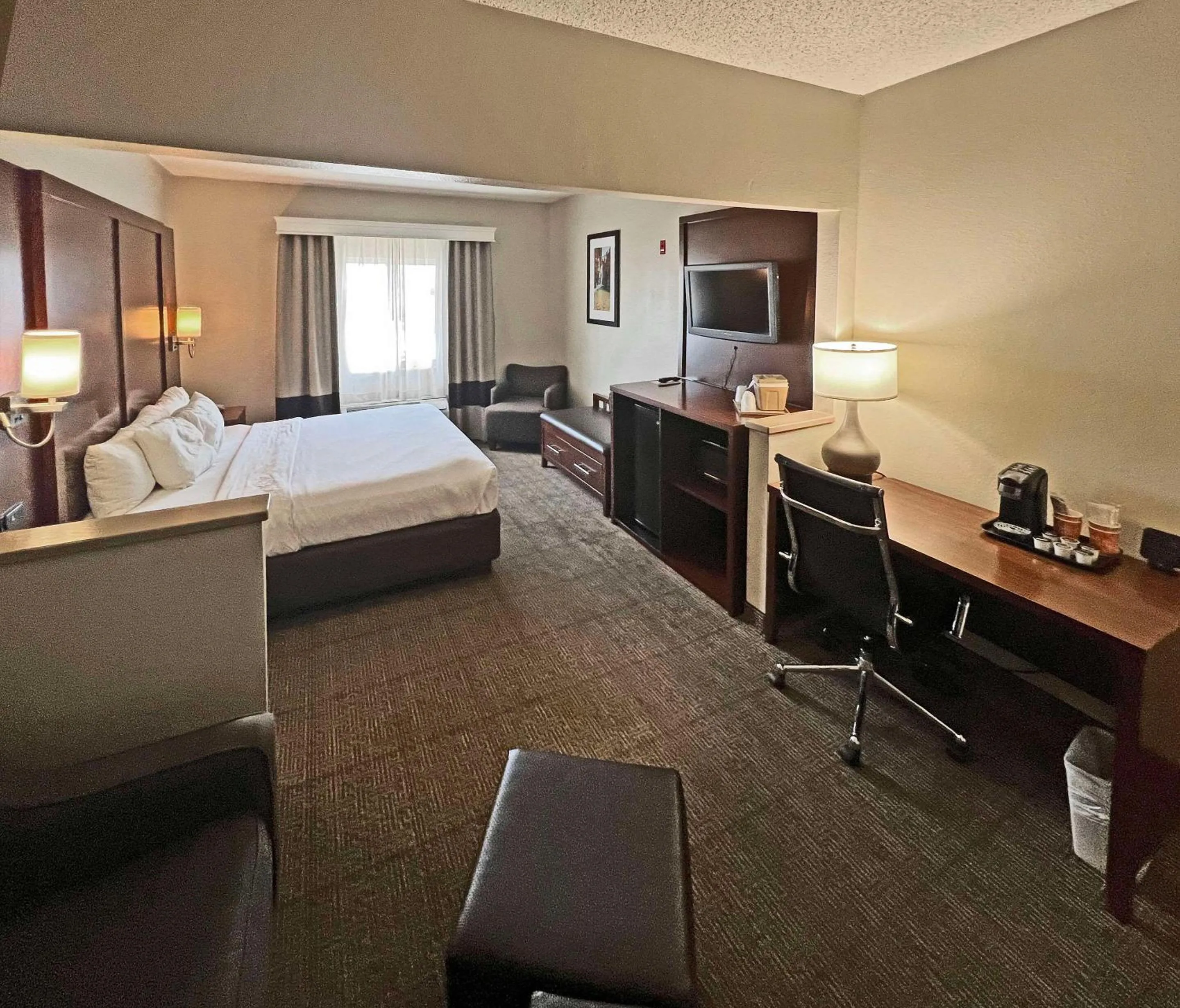 King Suite with Sofa Bed - Accessible/Non-Smoking in Comfort Suites Peoria Sports Complex