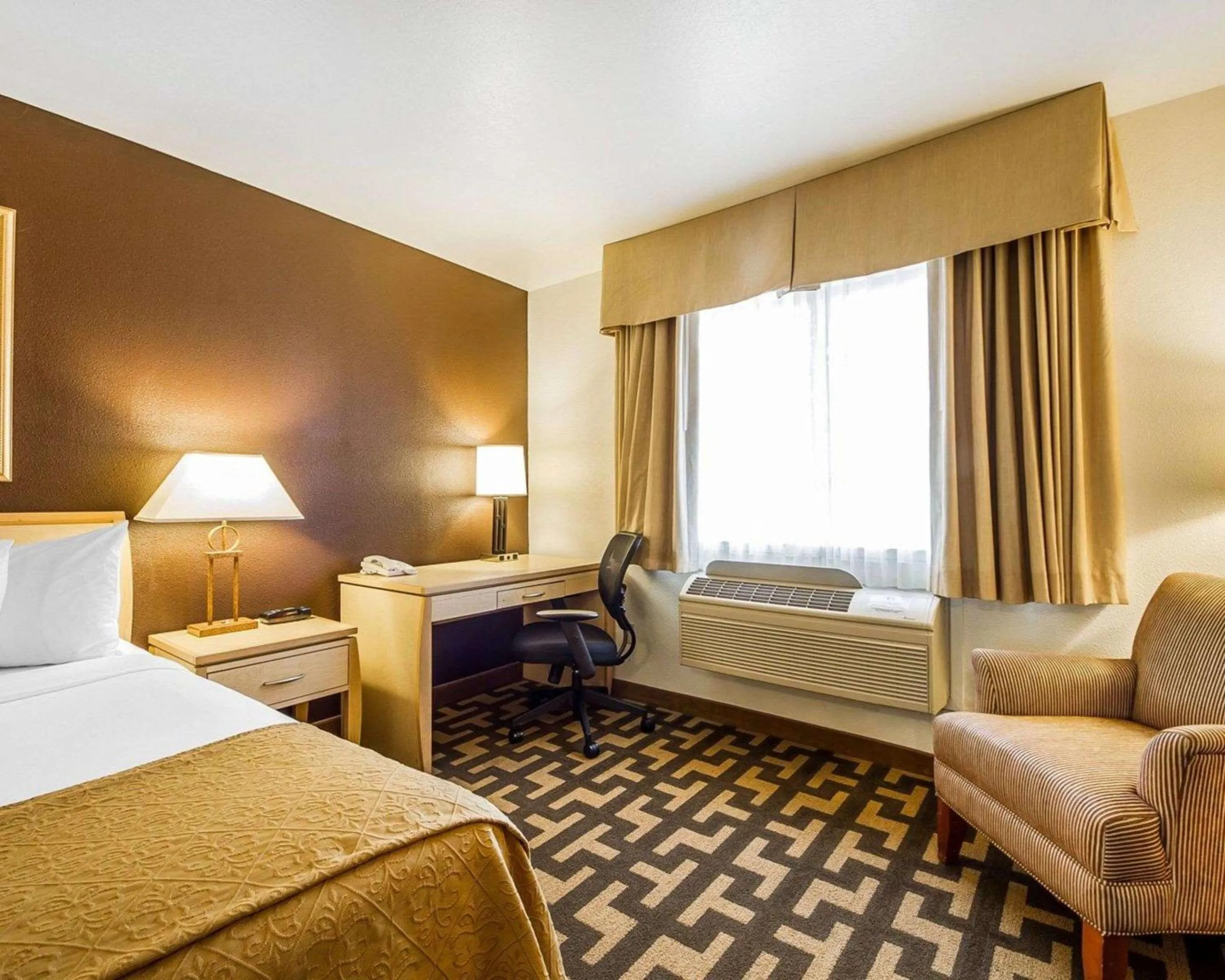 Queen Room - Non-Smoking in Quality Inn Petaluma - Sonoma