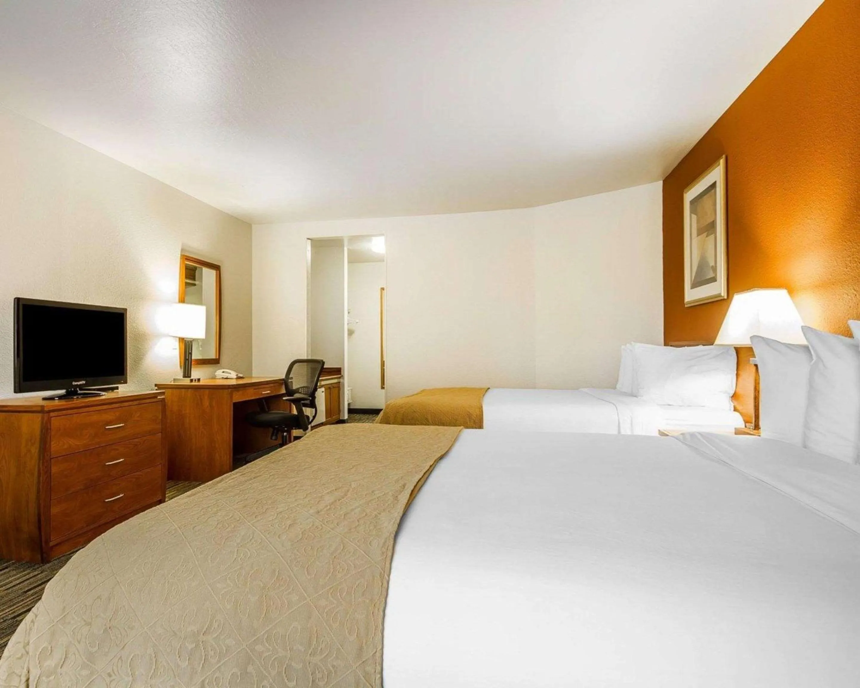 Queen Room with Two Queen Beds - Non-Smoking in Quality Inn Petaluma - Sonoma