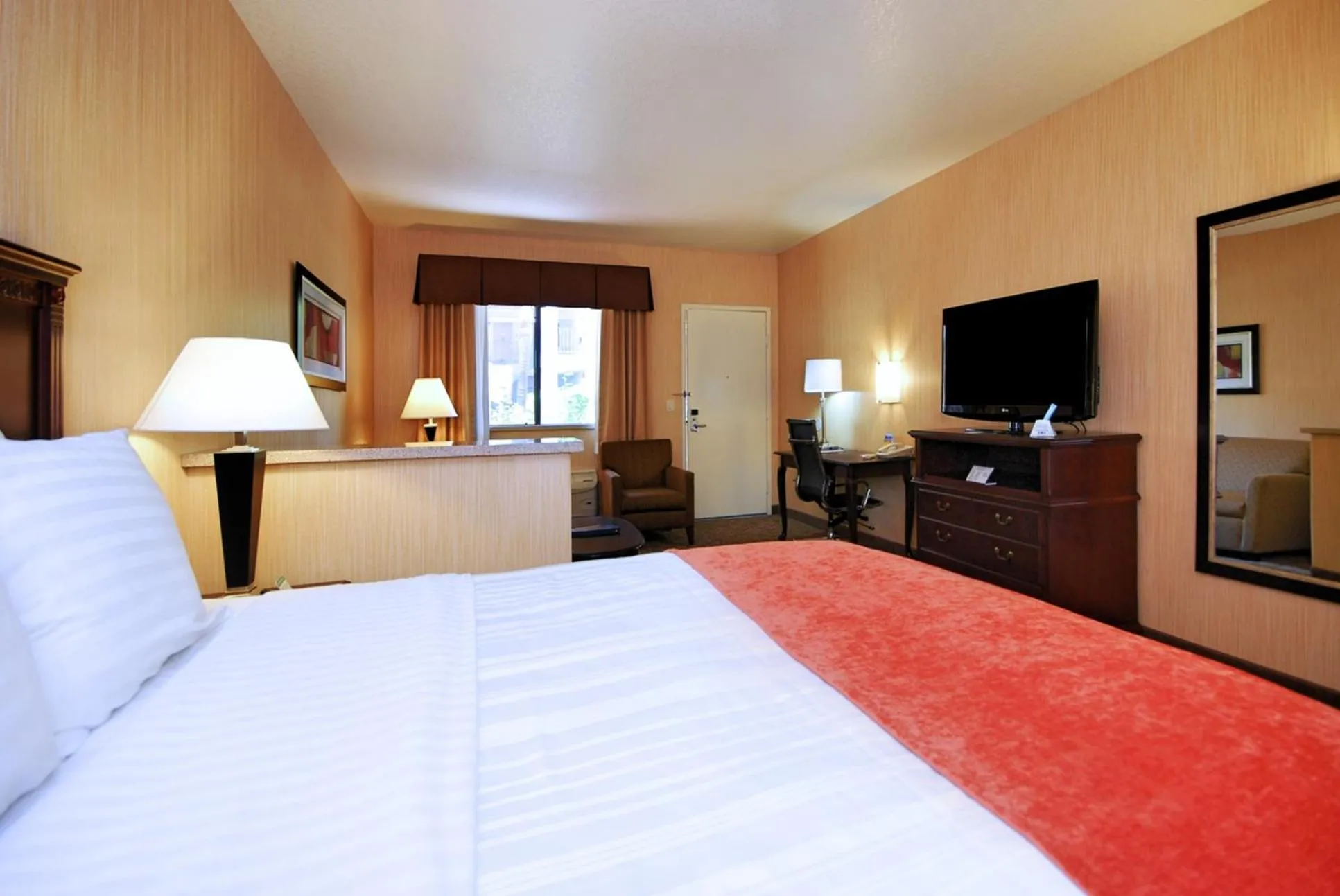 King Suite - Disability Access/Roll-in Shower in Best Western San Dimas Hotel & Suites