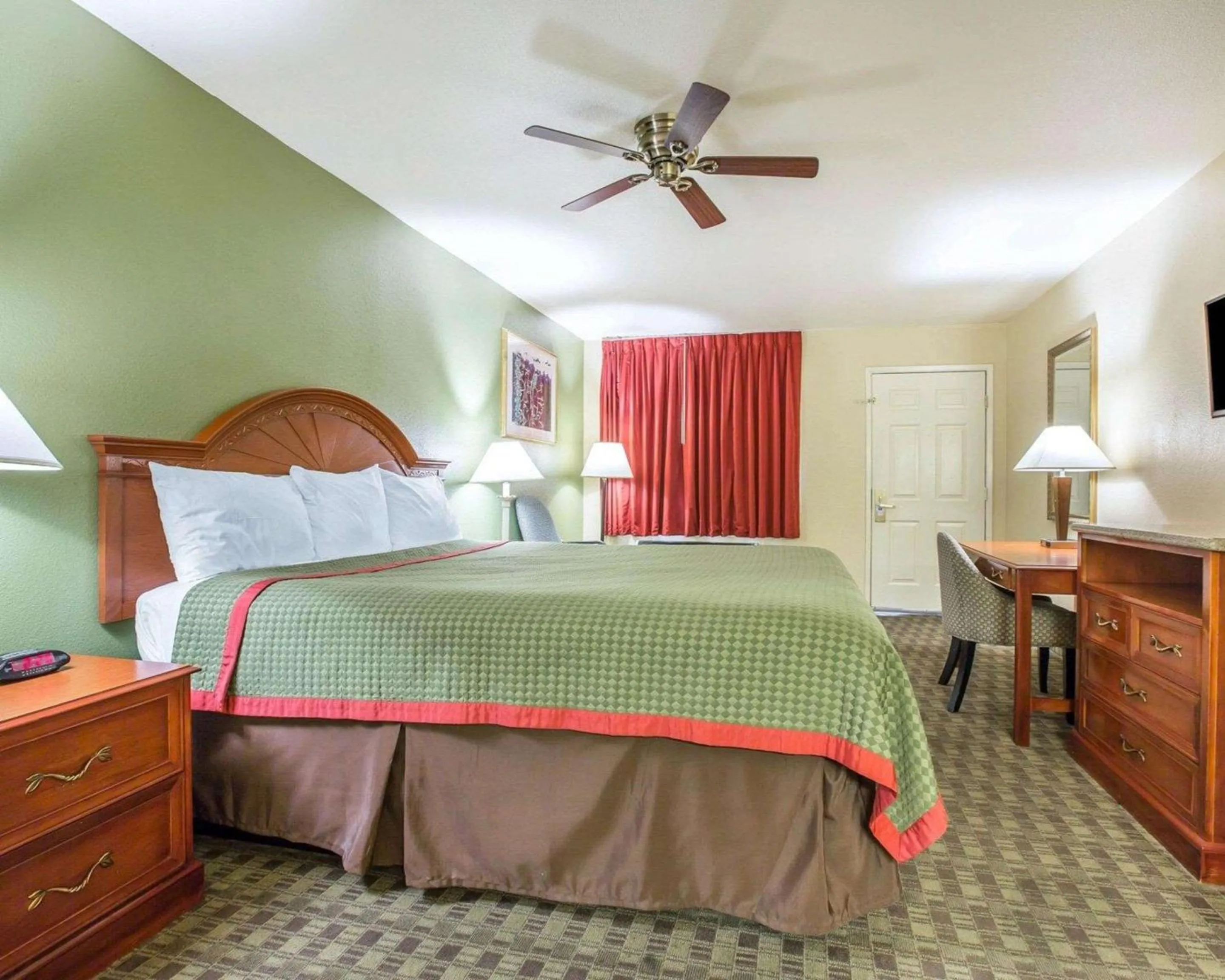 King Room - Smoking  in Rodeway Inn Delano