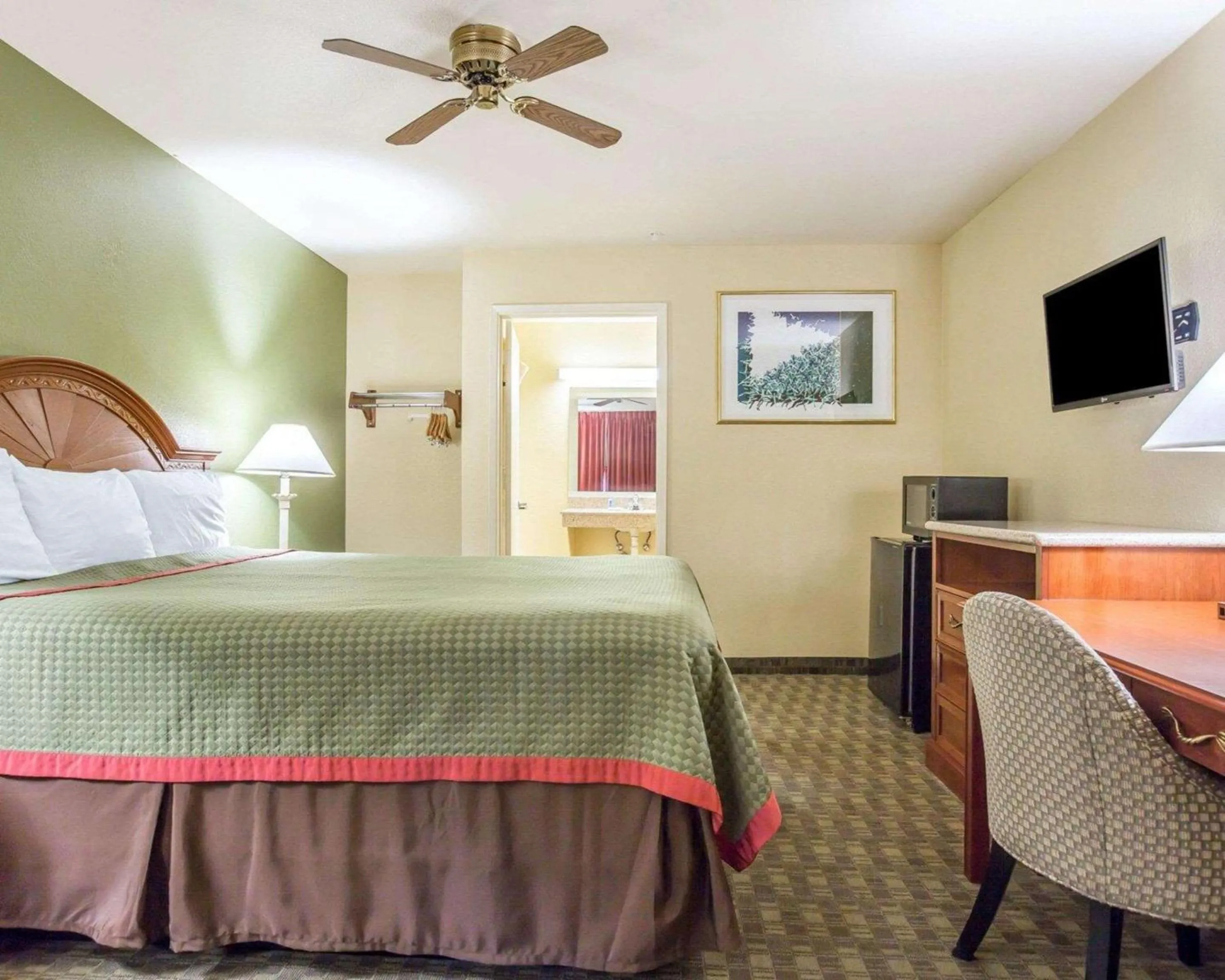 King Room with Roll-In Shower - Accessible/Non-Smoking in Rodeway Inn Delano