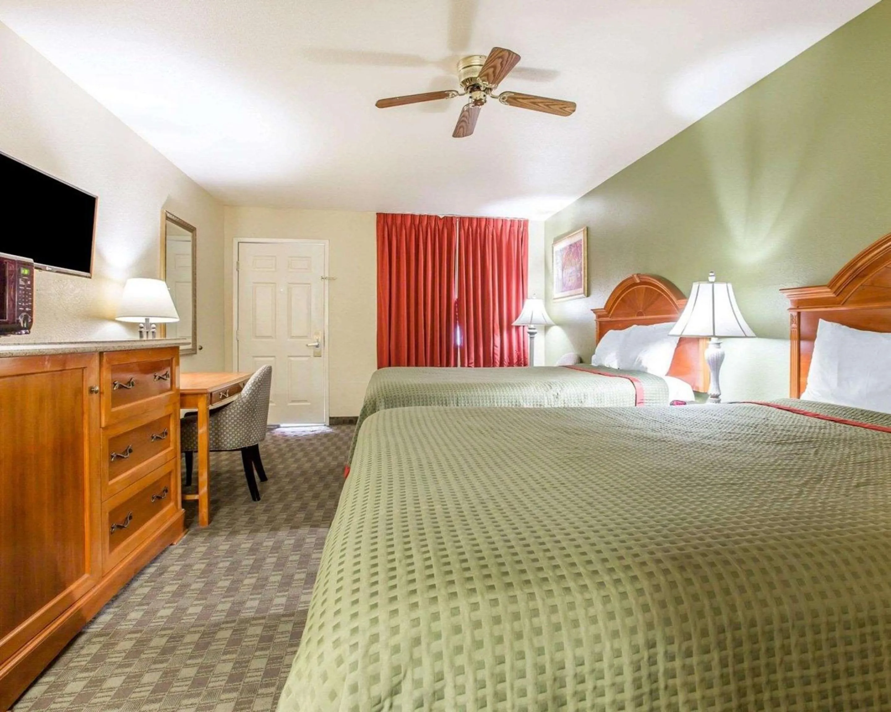 Queen Room with Two Queen Beds - Smoking in Rodeway Inn Delano