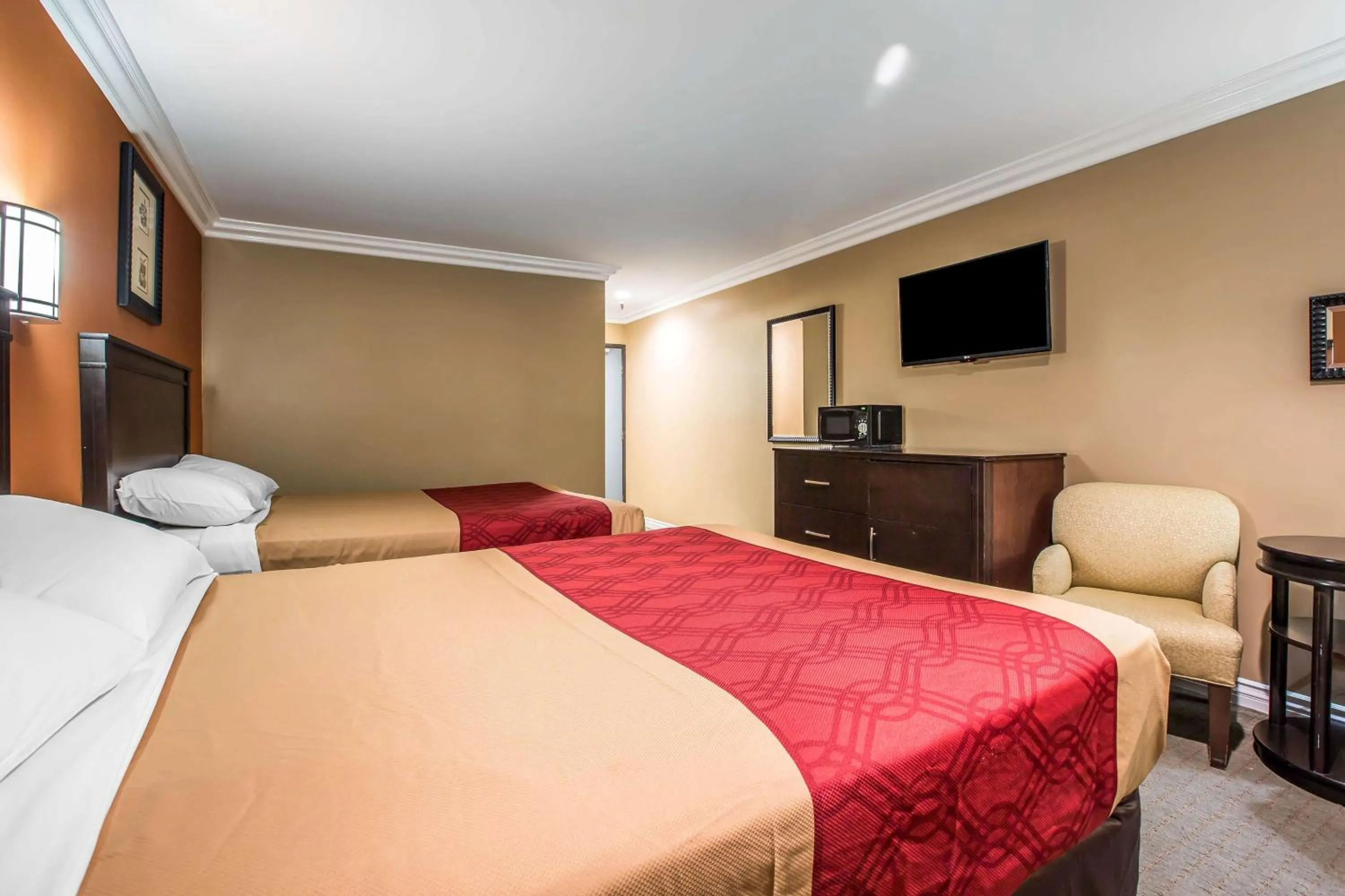 Queen Room with Two Queen Beds and Bath Tub - Mobility Accessible/Non-Smoking in Baymont by Wyndham Ontario
