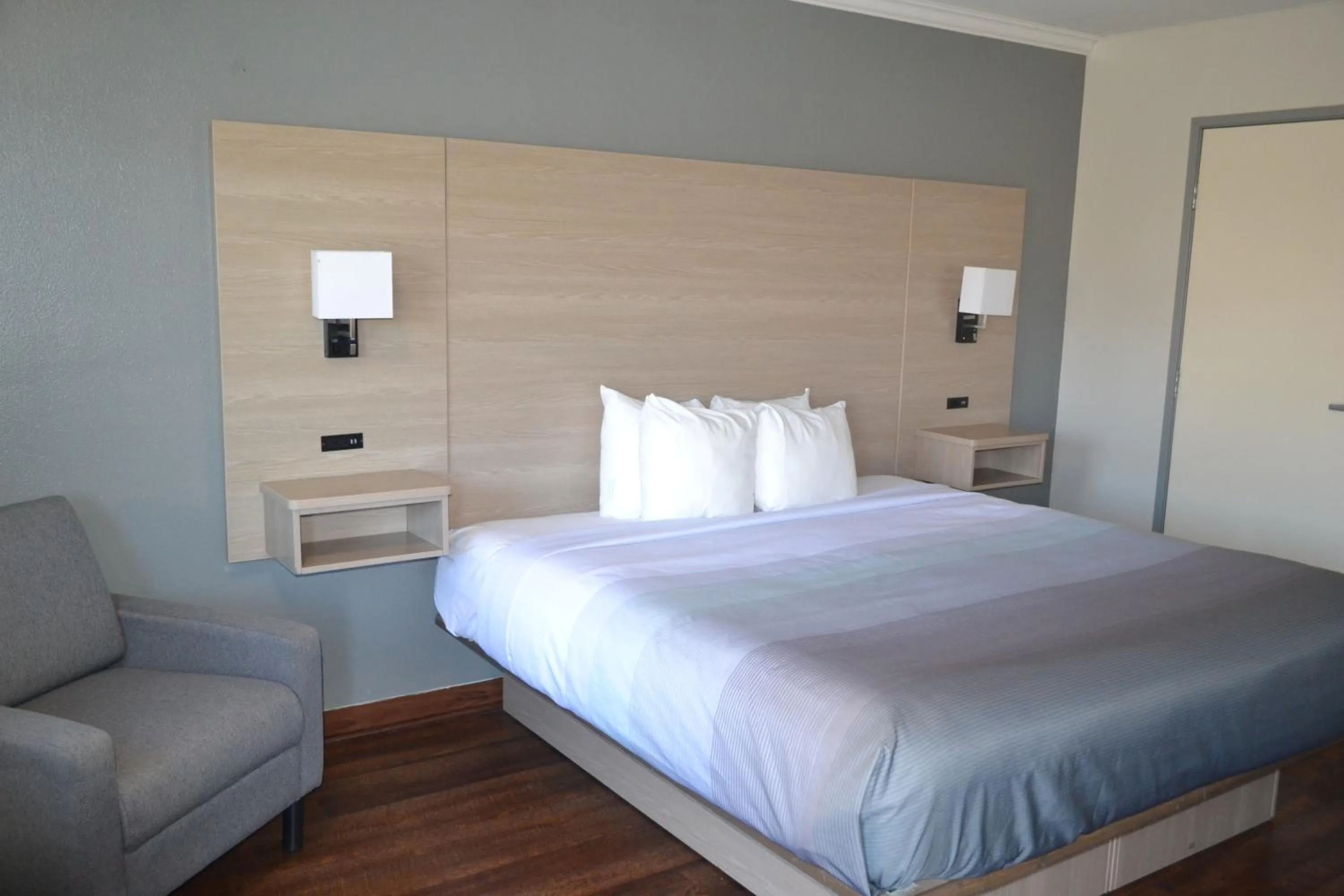 King Room - Non Smoking in Quality Inn Bishop near Mammoth