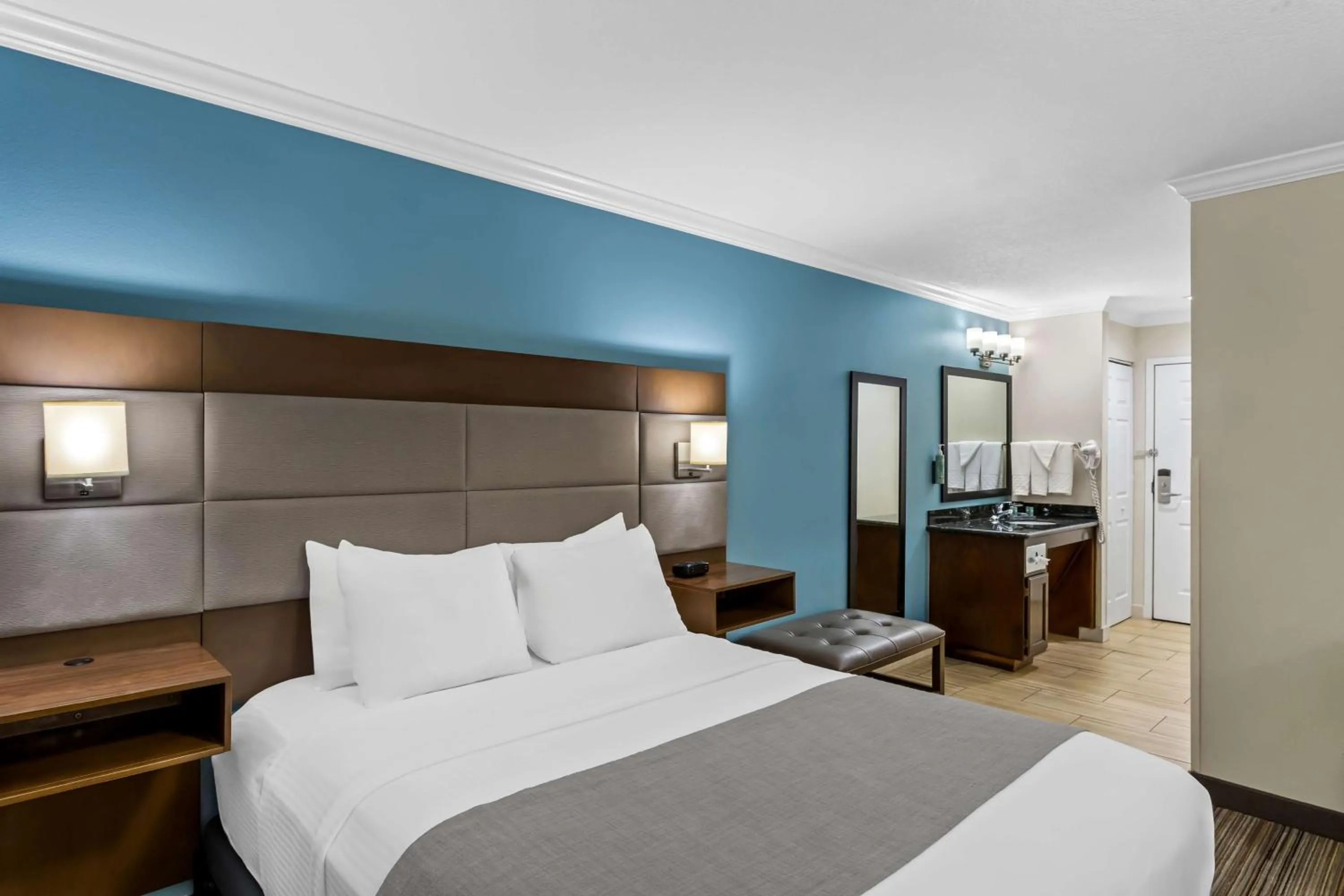 Queen Room with Roll-In Shower - single occupancy - Mobility Access in Best Western Paradise Hotel