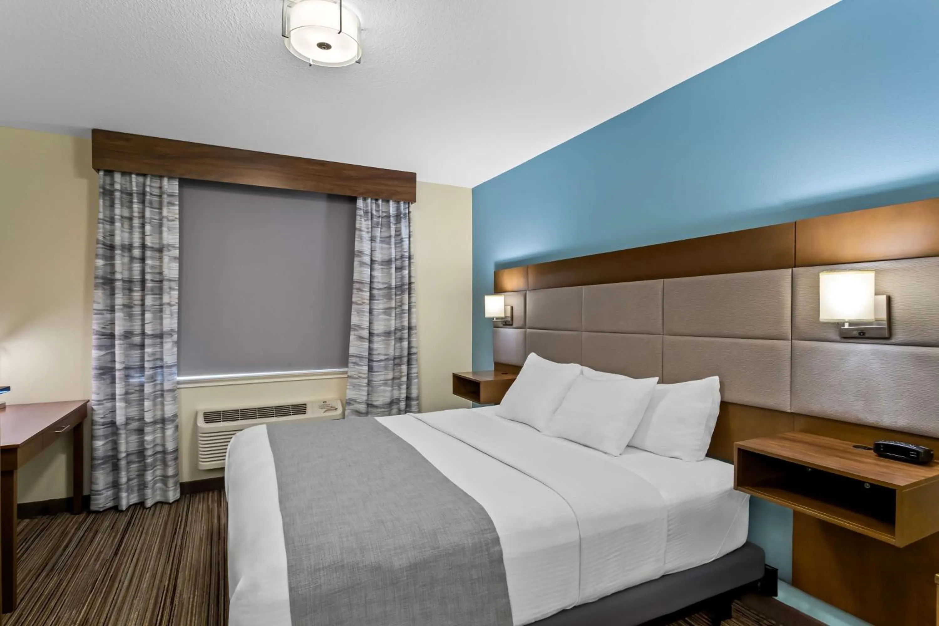 King Room with Roll-In Shower - Mobility Access in Best Western Paradise Hotel