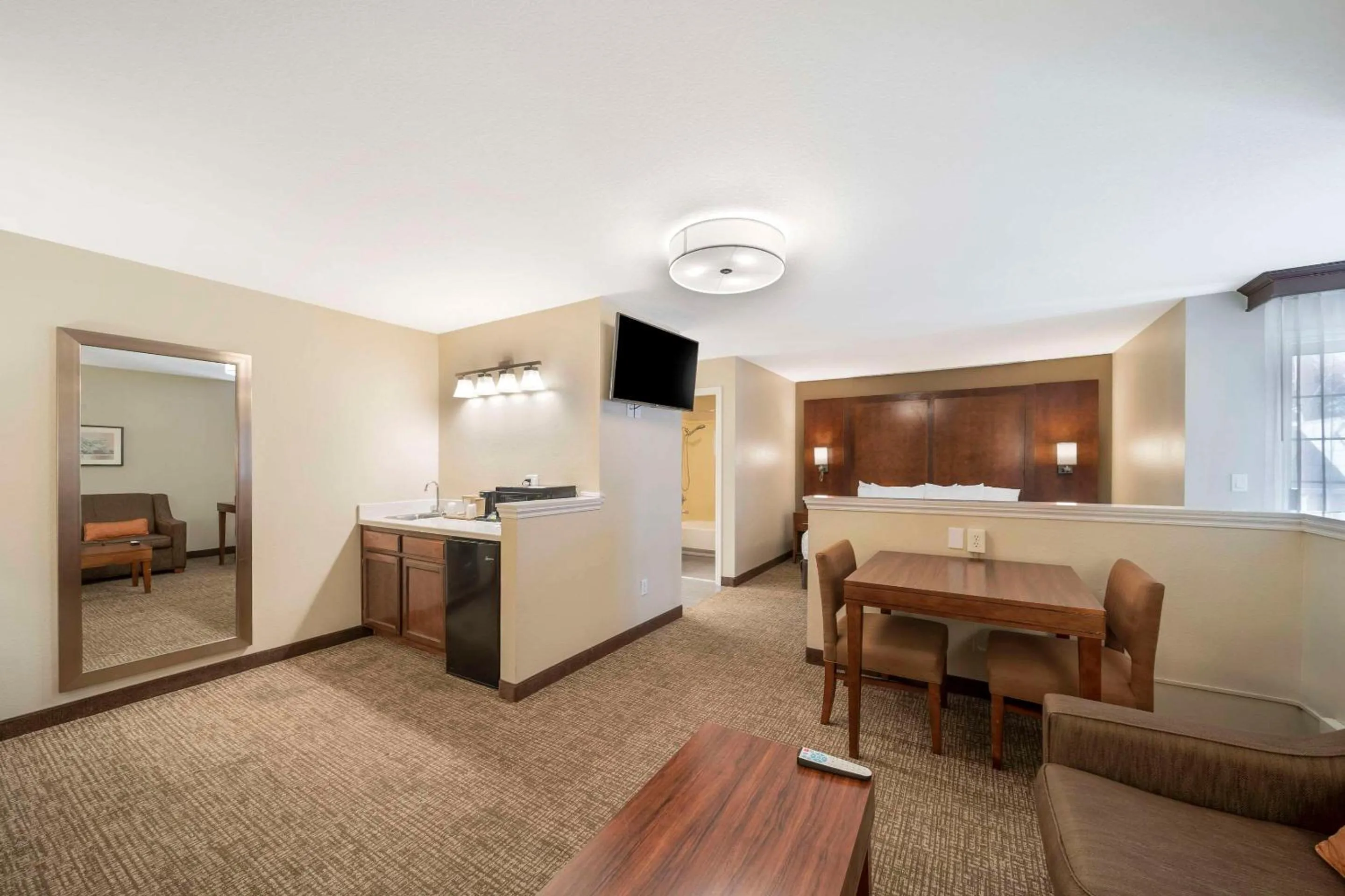 Superior King Room - Non-Smoking in Comfort Suites Red Bluff near I-5