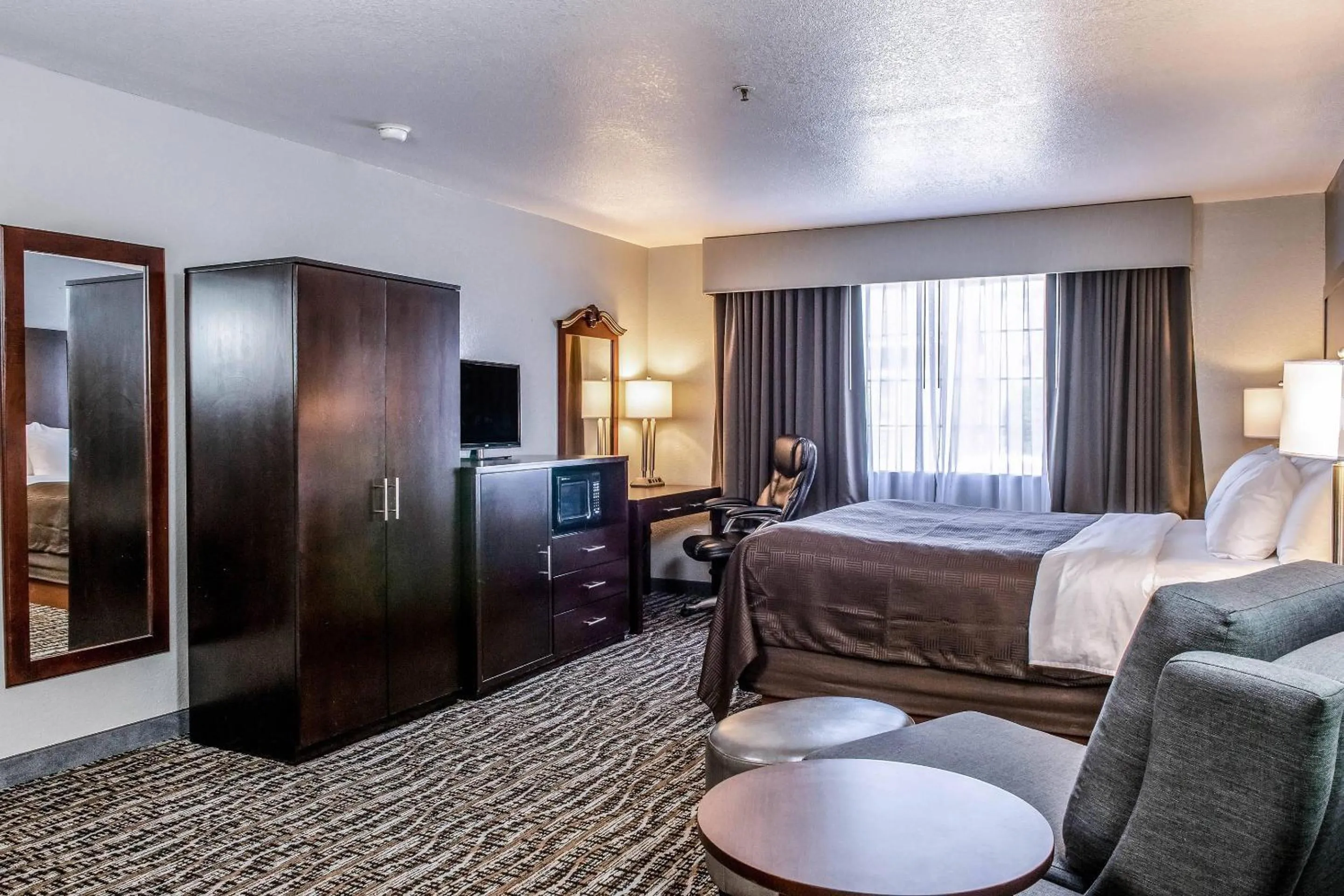 King Suite - Non-Smoking in Clarion Hotel By Humboldt Bay