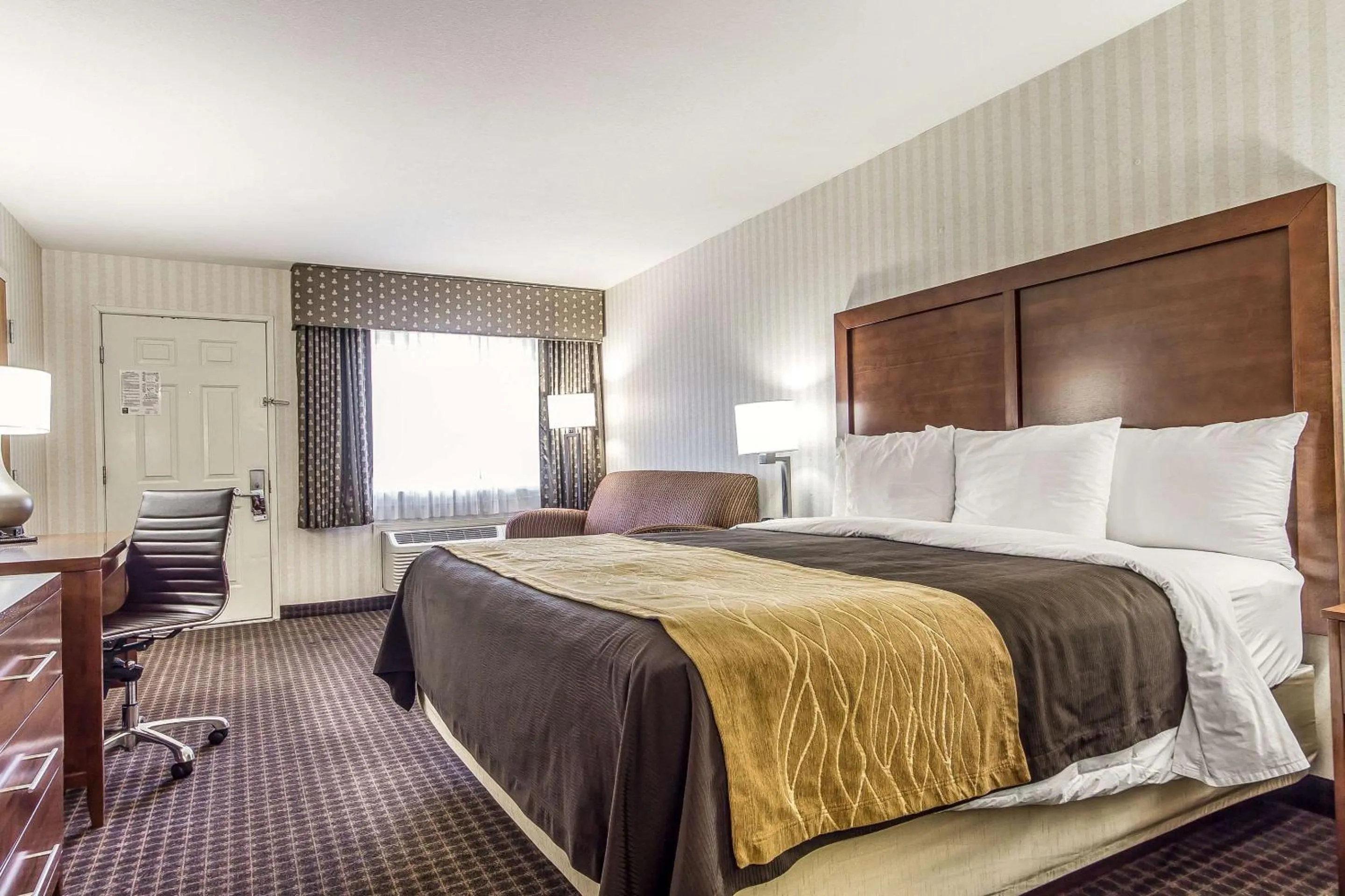 Deluxe King Room with Spa Bath in Quality Inn Half Moon Bay-Miramar Beach