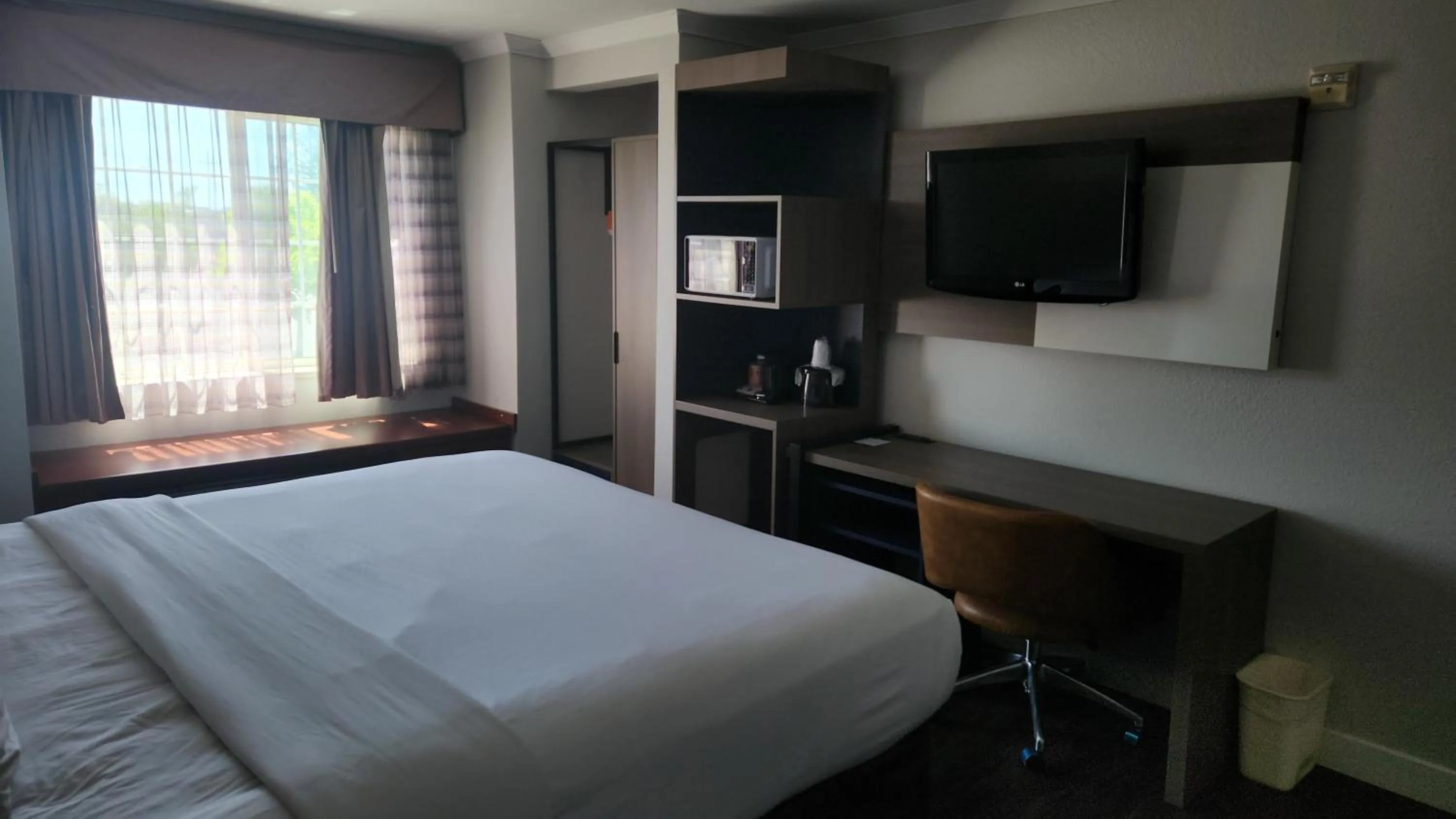 King Room - Non Smoking in Quality Inn & Suites Santa Rosa South