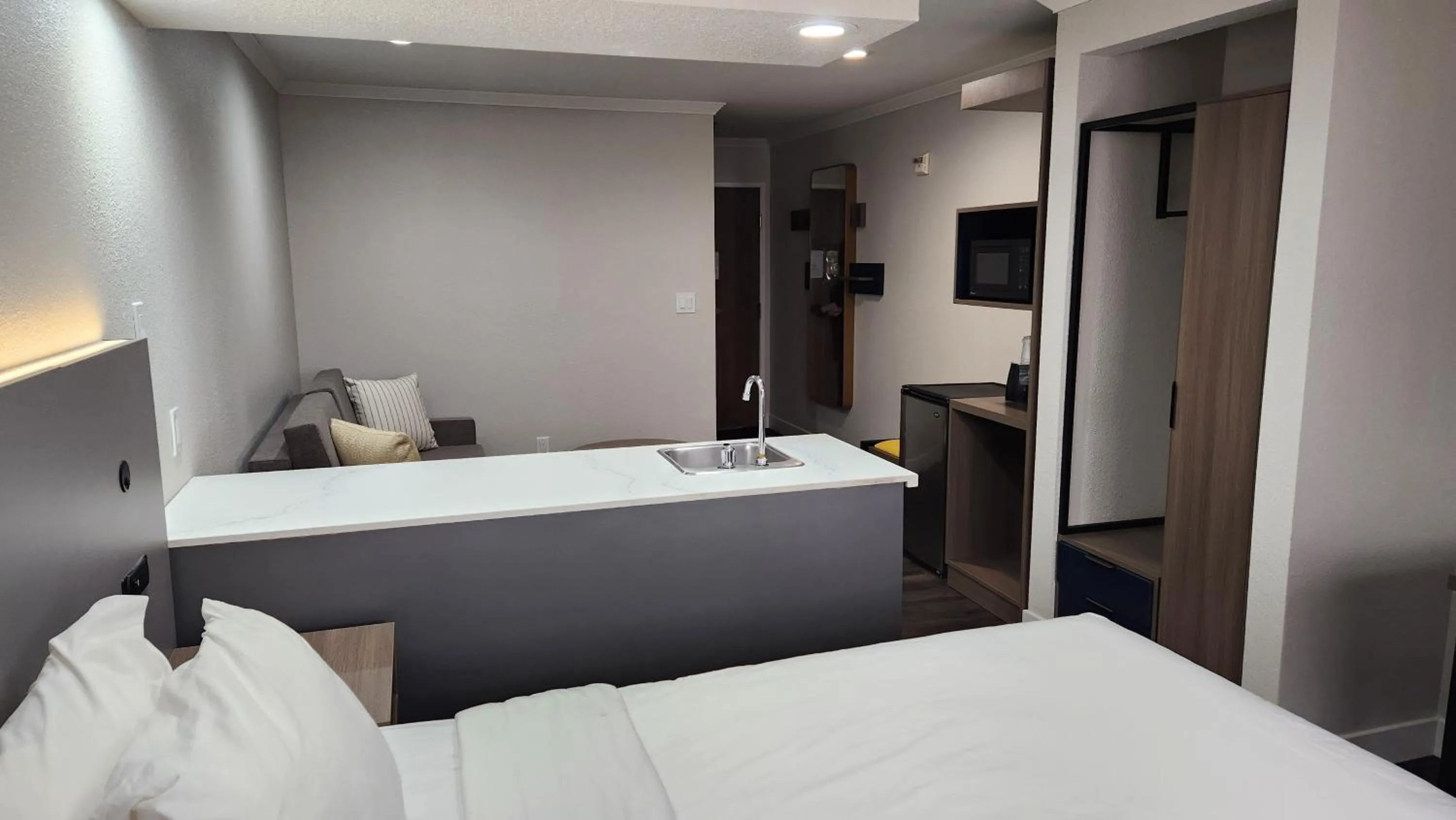 Queen Suite with Sofa - Disability Access/Non Smoking in Quality Inn & Suites Santa Rosa South